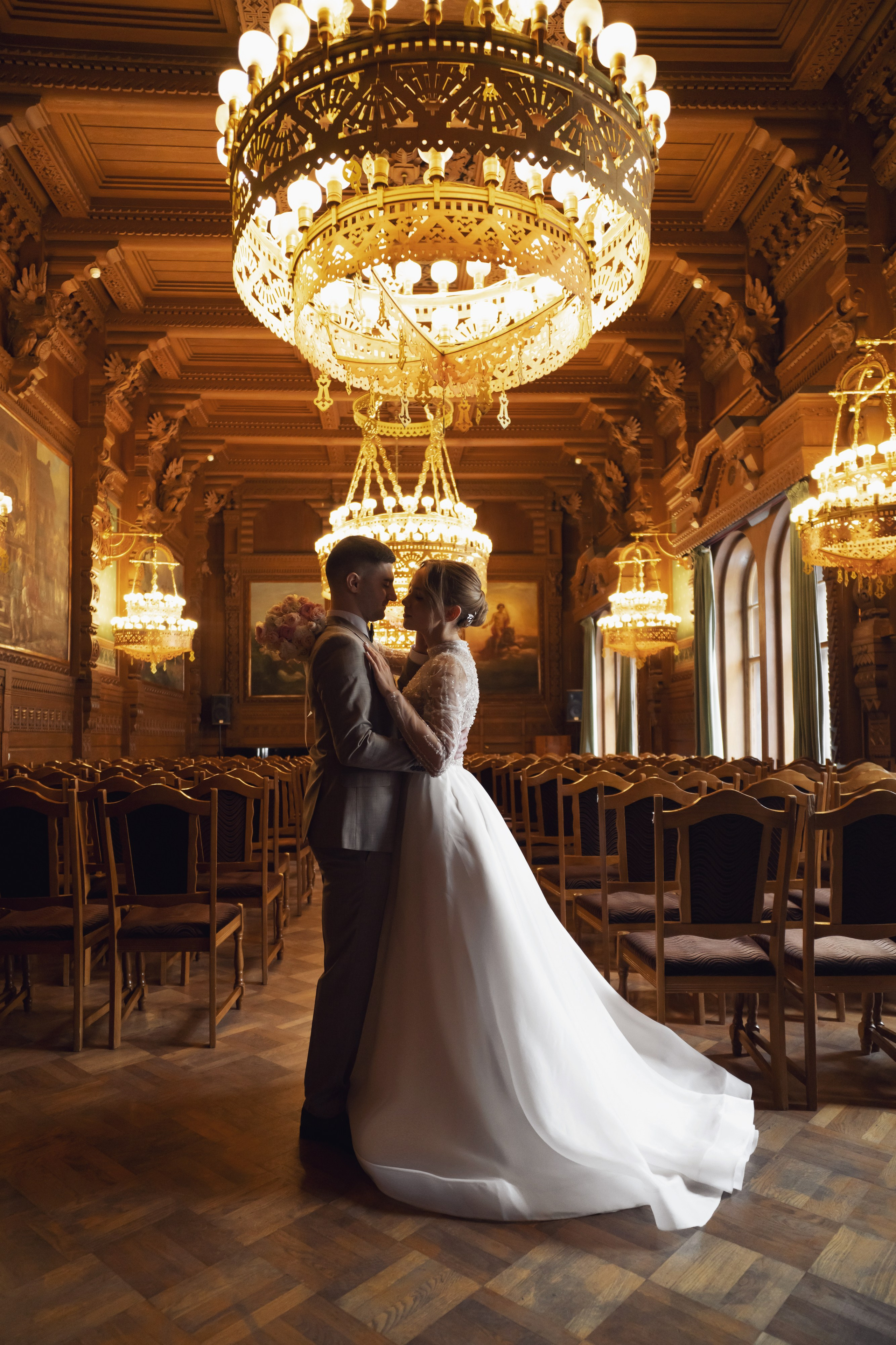 Свадебная фотосессия в дубовом зале во Дворце Великого князя Владимира в Доме учёных в Санкт-Петербурге