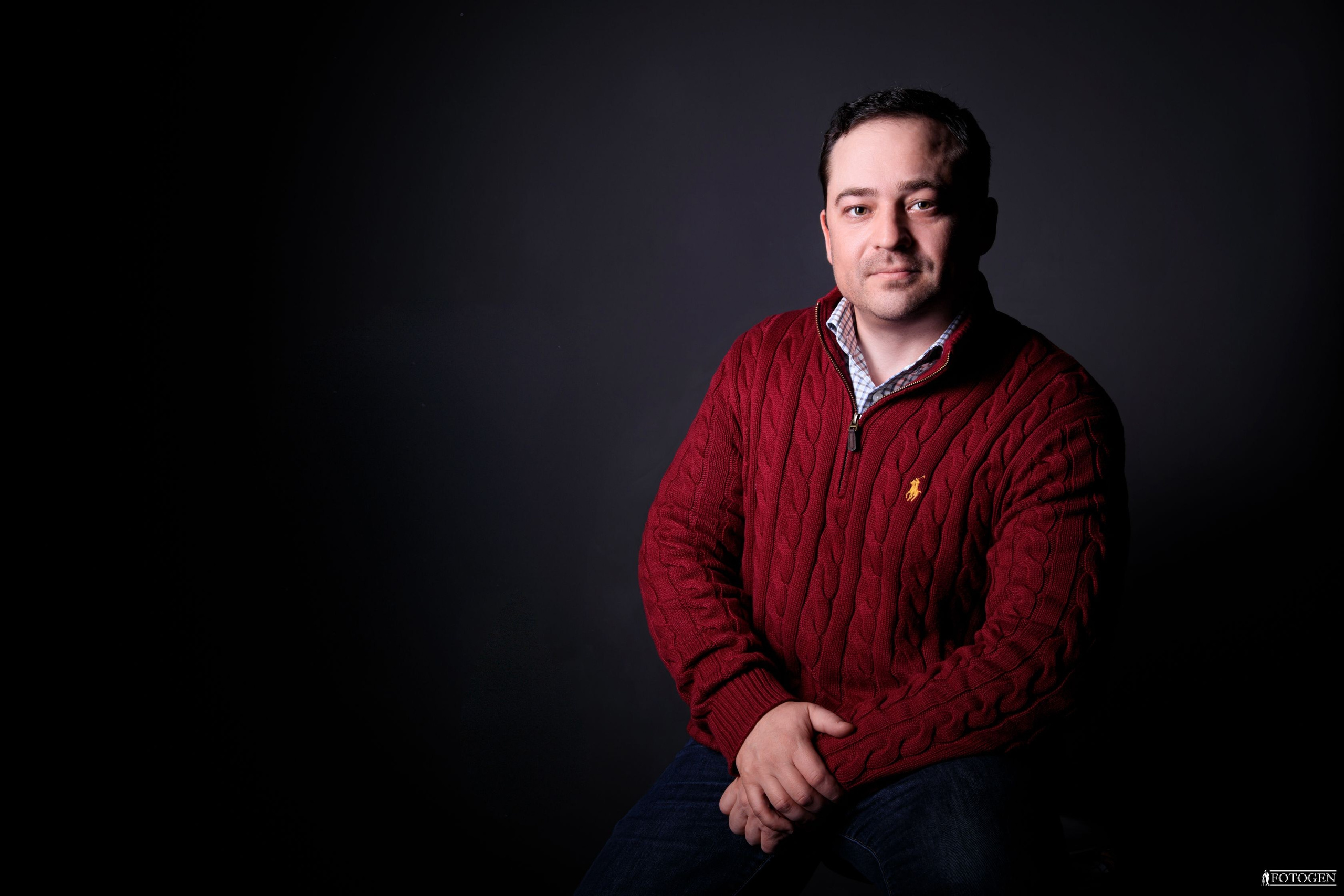 Профессиональная мужская фотосессия в Fotogen: Ваша история в кадре. Интерьерная фотостудия FOTOGEN г. Краснодар