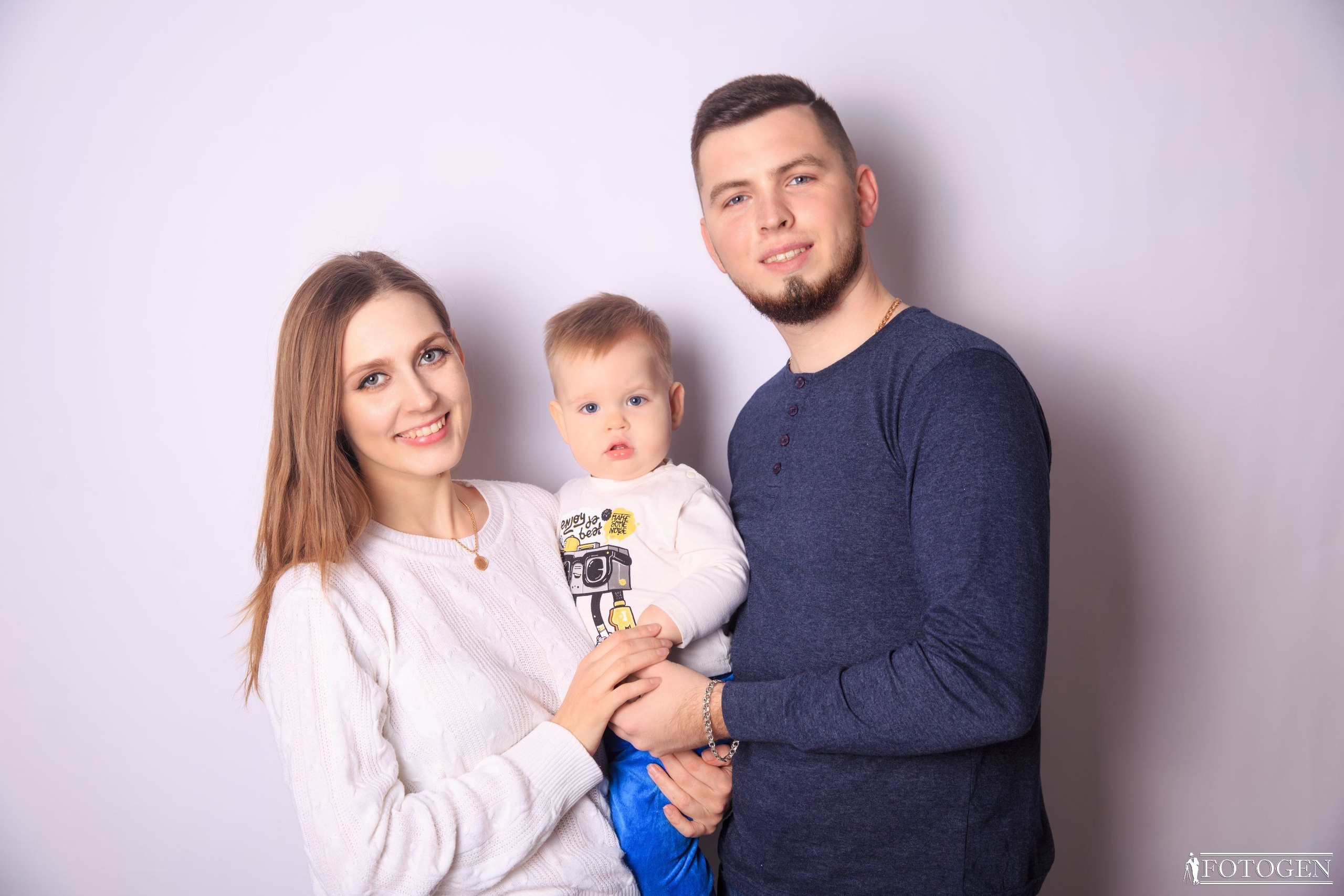 Семейная фотосессия: мама, папа и малыш | Портфолио Fotogen. Интерьерная фотостудия FOTOGEN г. Краснодар