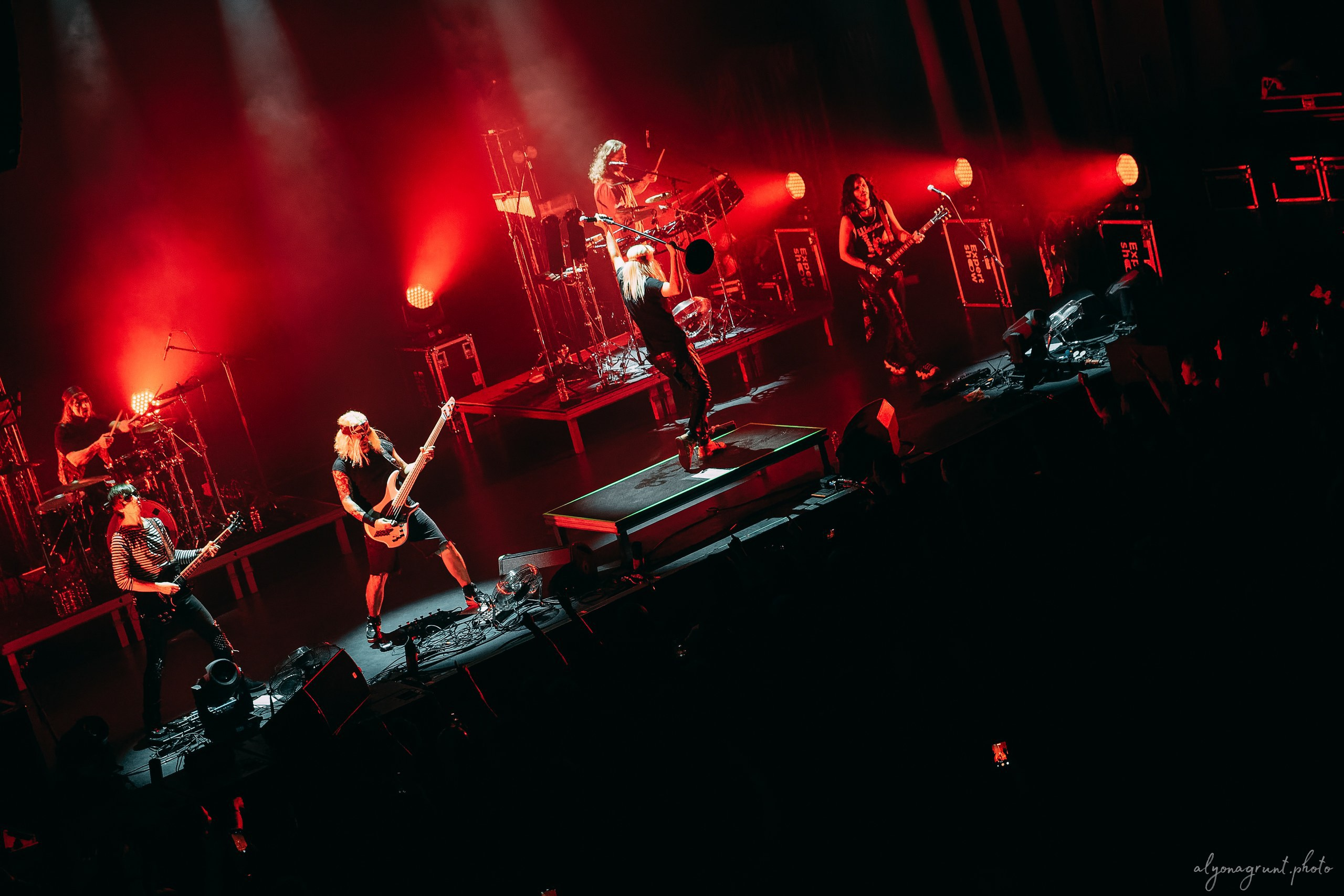 Багровый Фантомас, фоторепортаж, СПб, BASE, 14.12.2025. Алена Адрианова: фотограф в Санкт-Петербурге