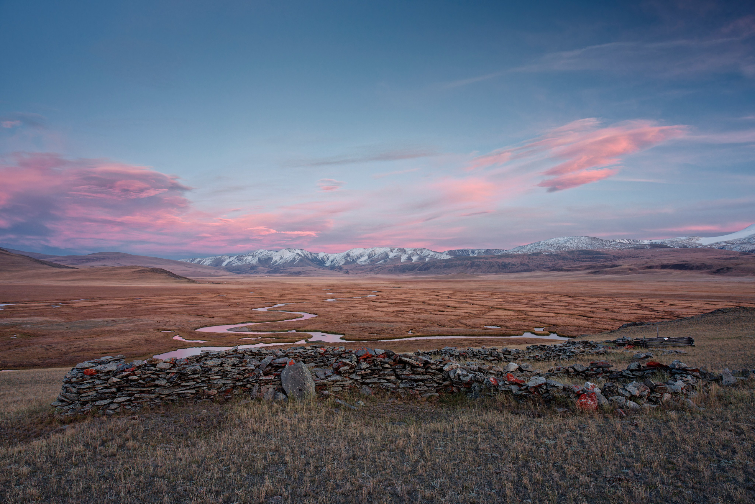 Закатный вид на пять священных вершин на плато Укок