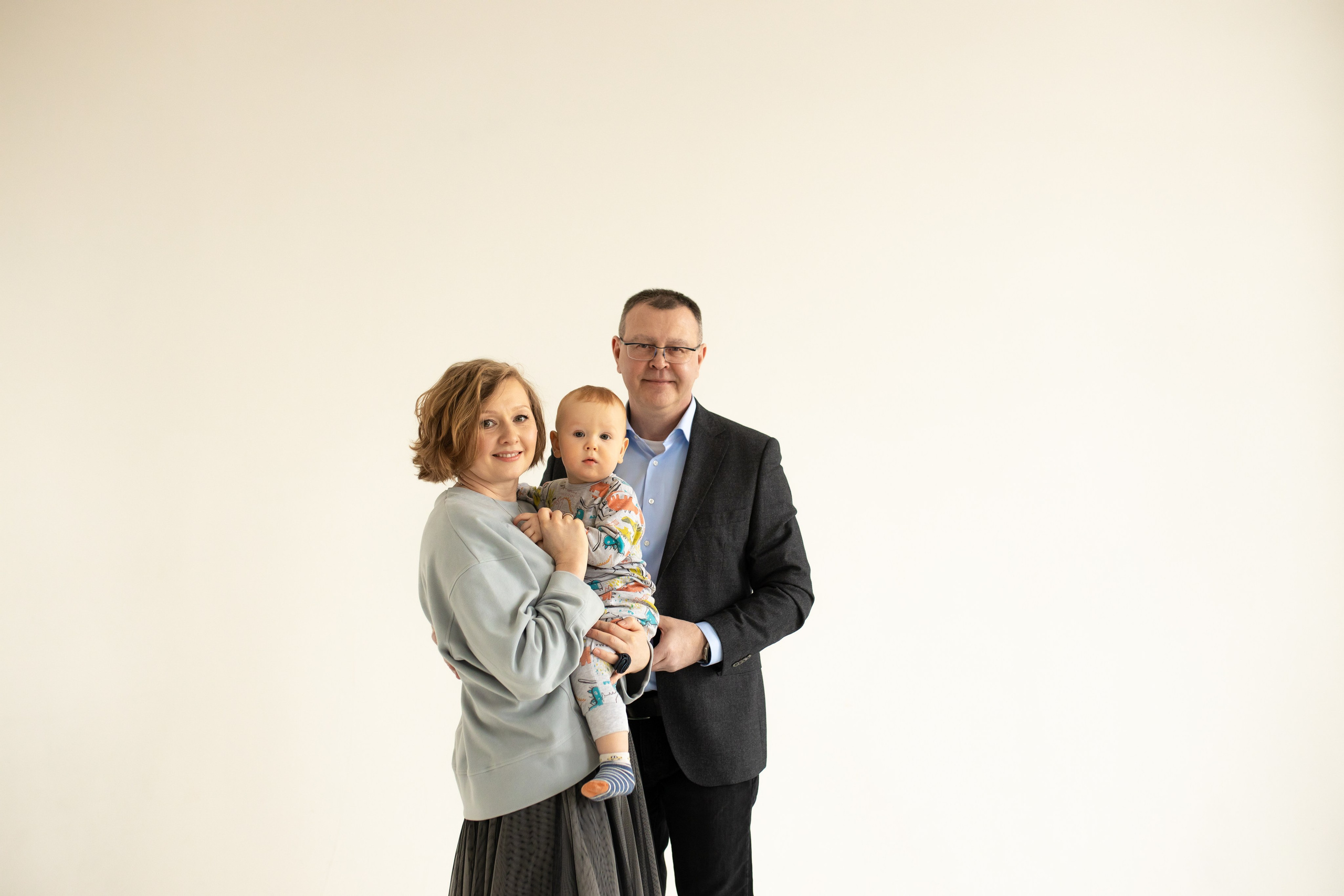 Семейная фотосессия на циклораме с естественным светом. Фотограф в Железнодорожном и Балашихе