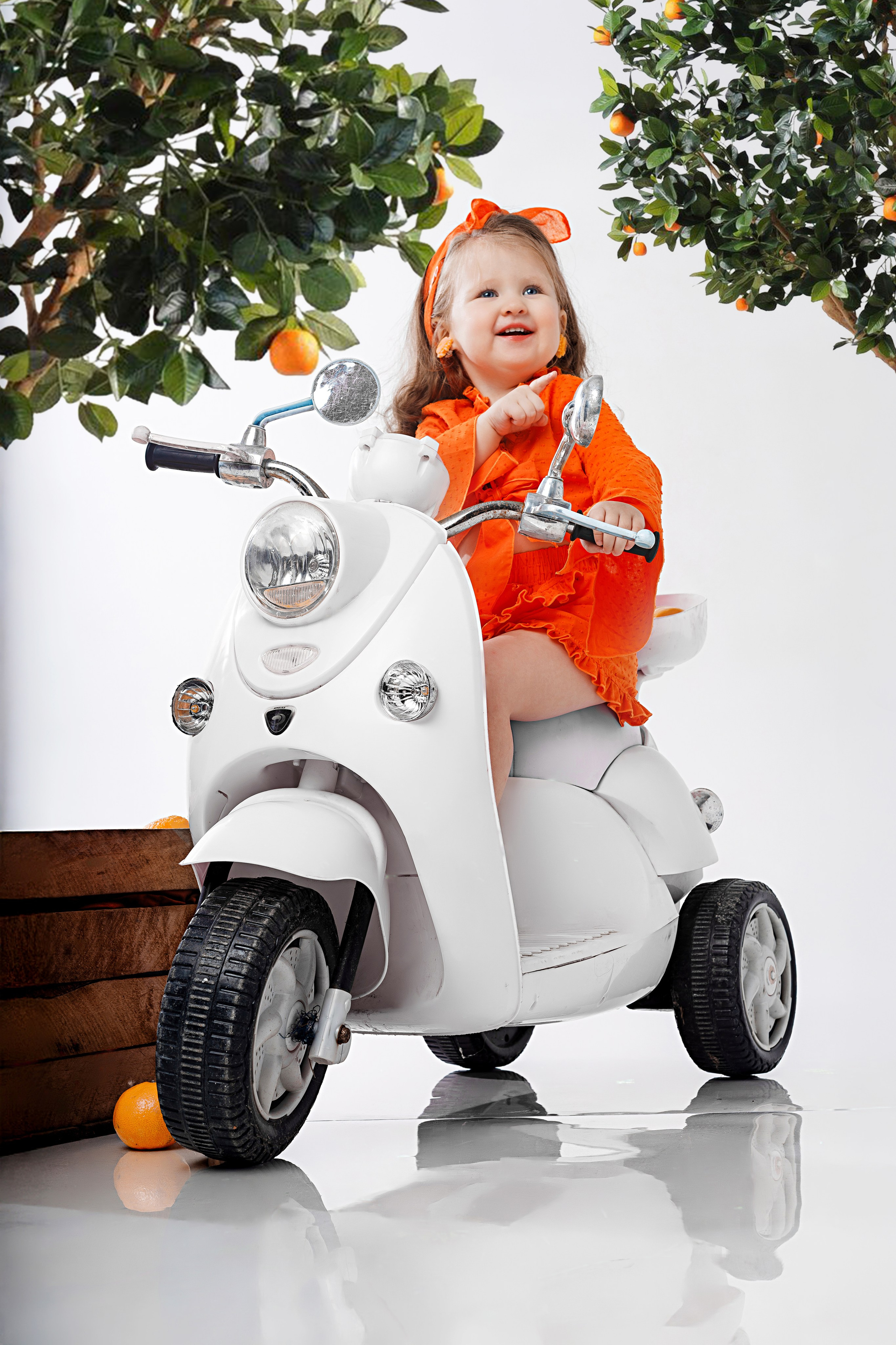 Детская фотосессия с мандаринами в студии в Сочи. Детский студийный фотограф Сочи