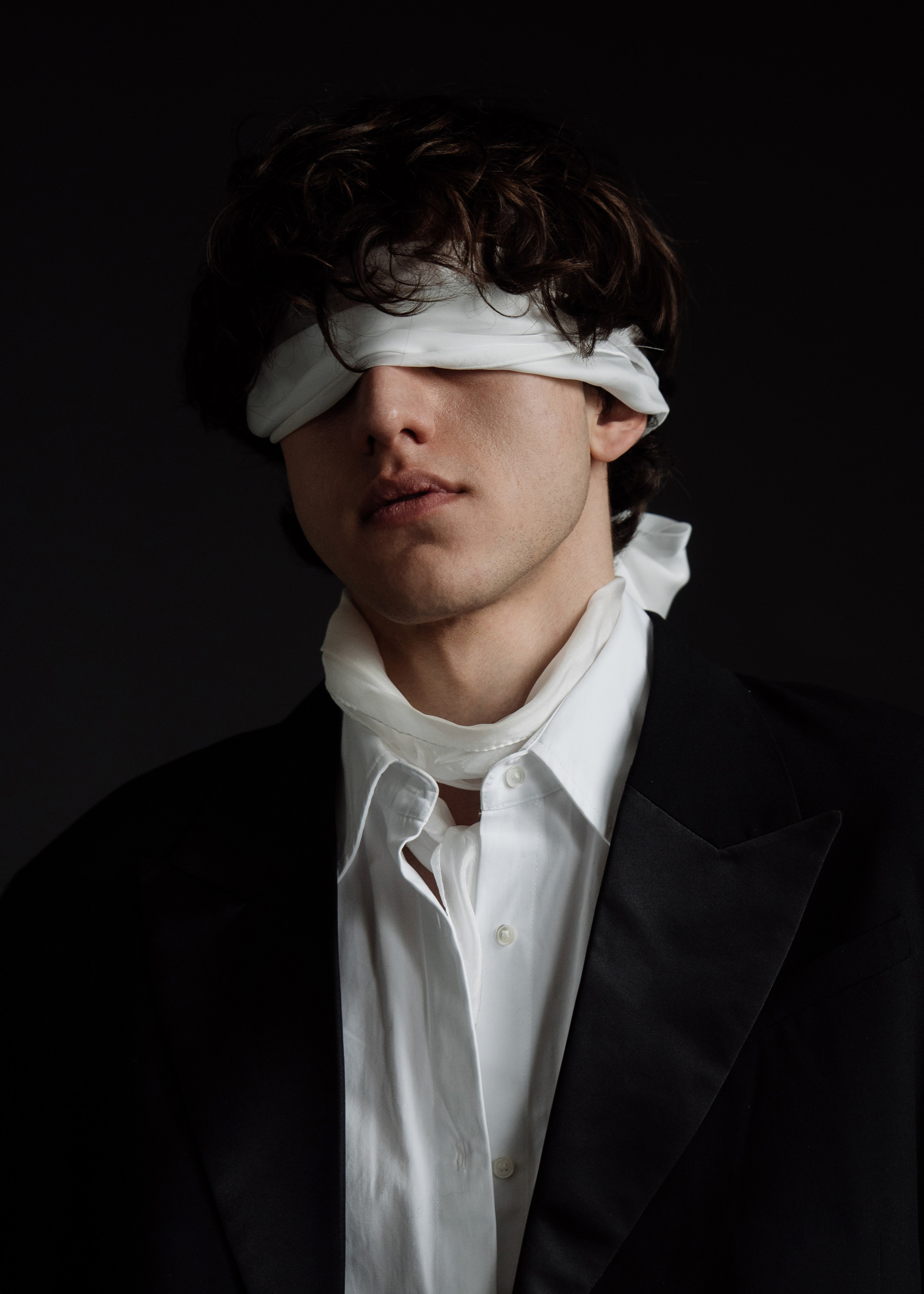 Свадебный фотограф Михайловка — нежная студийная съемка жениха и невесты.