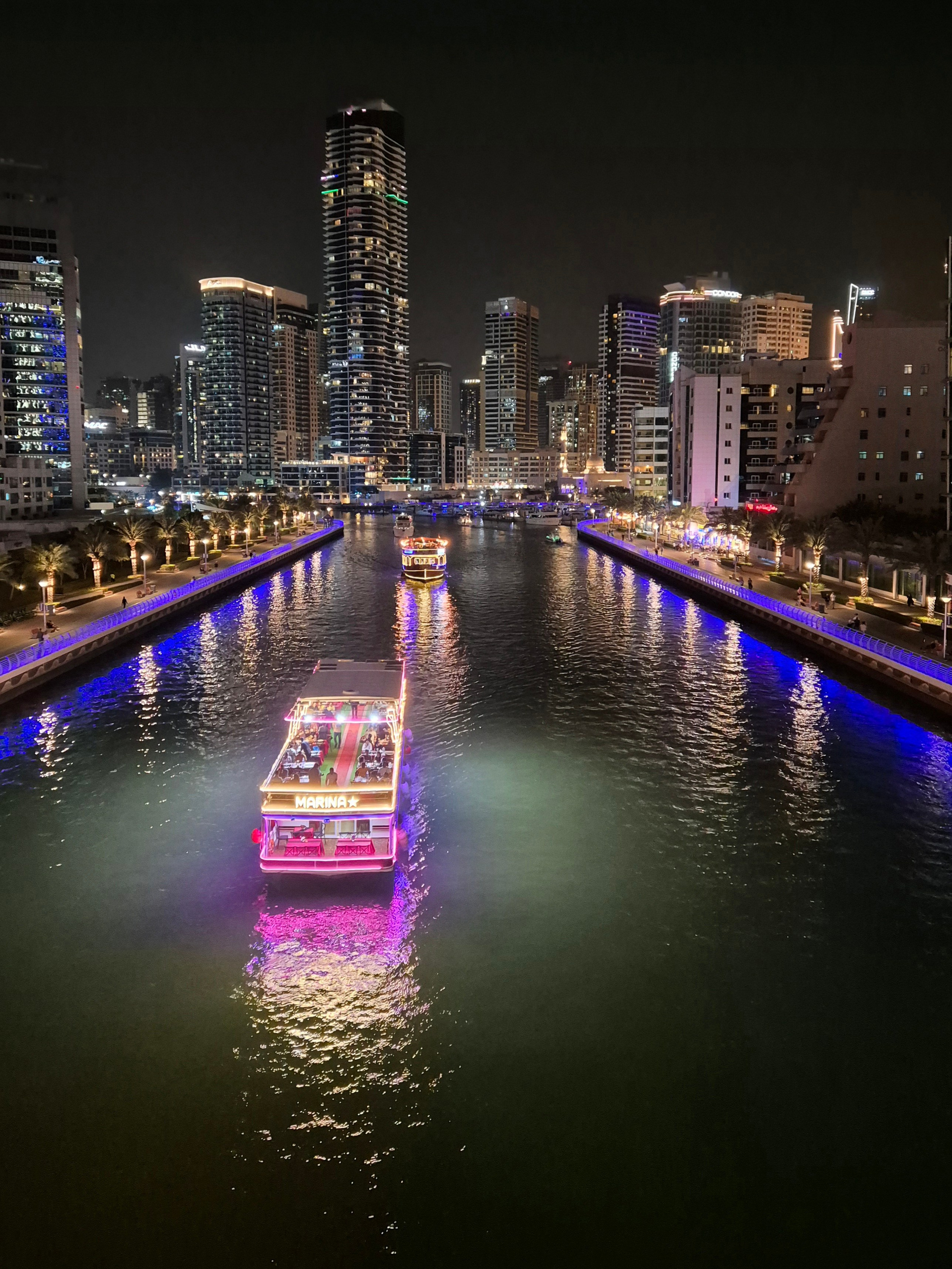 Дальше - работа до поздней ночи и краткая прогулка. Марина ночью