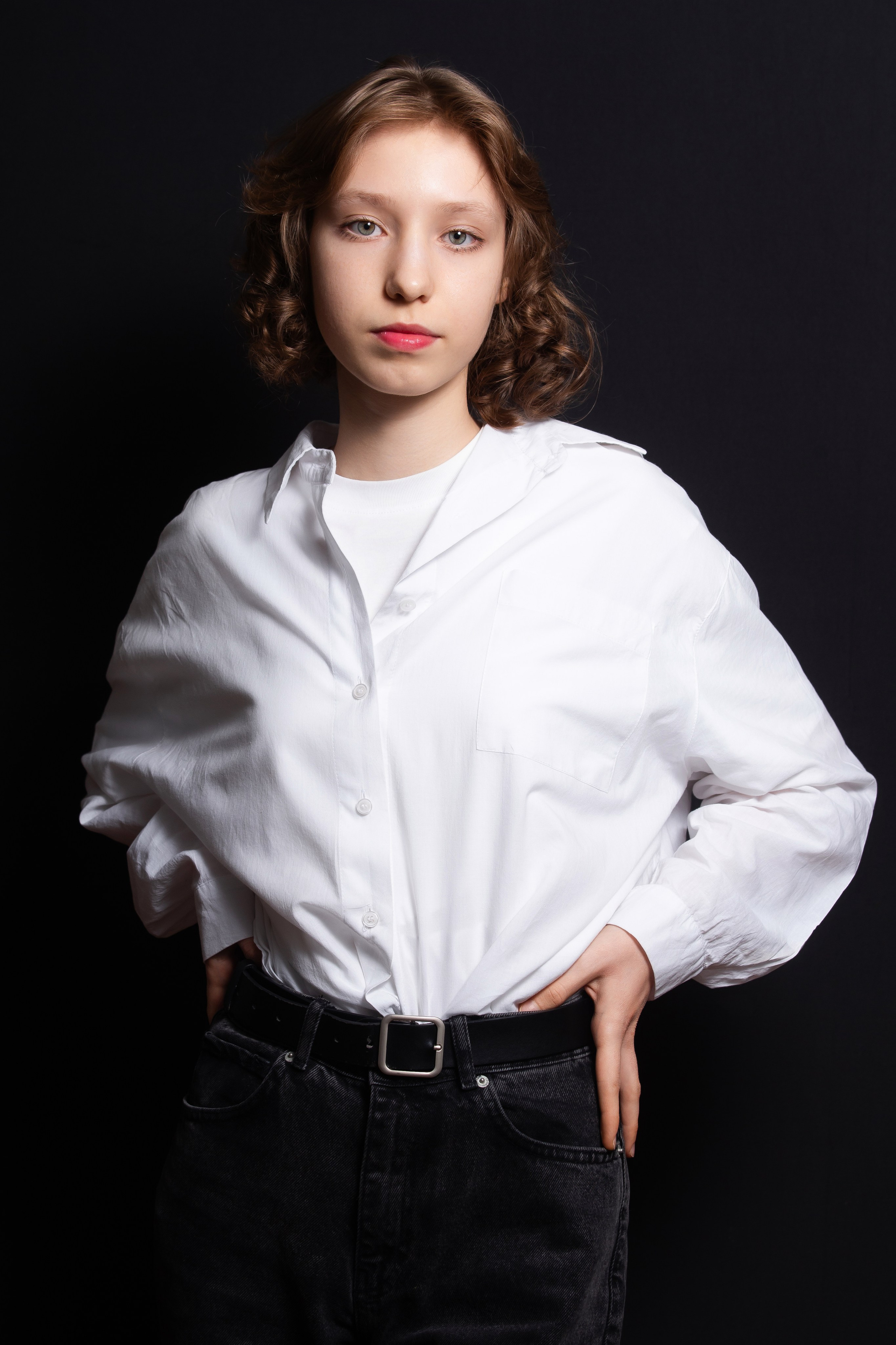 Портретная фотосессия для учеников 9 класса на чёрном фоне | Школьный фотограф Николай Богатырёв | Твой альбом / Твои правила. ТВОЙ АЛЬБОМ / ТВОИ ПРАВИЛА