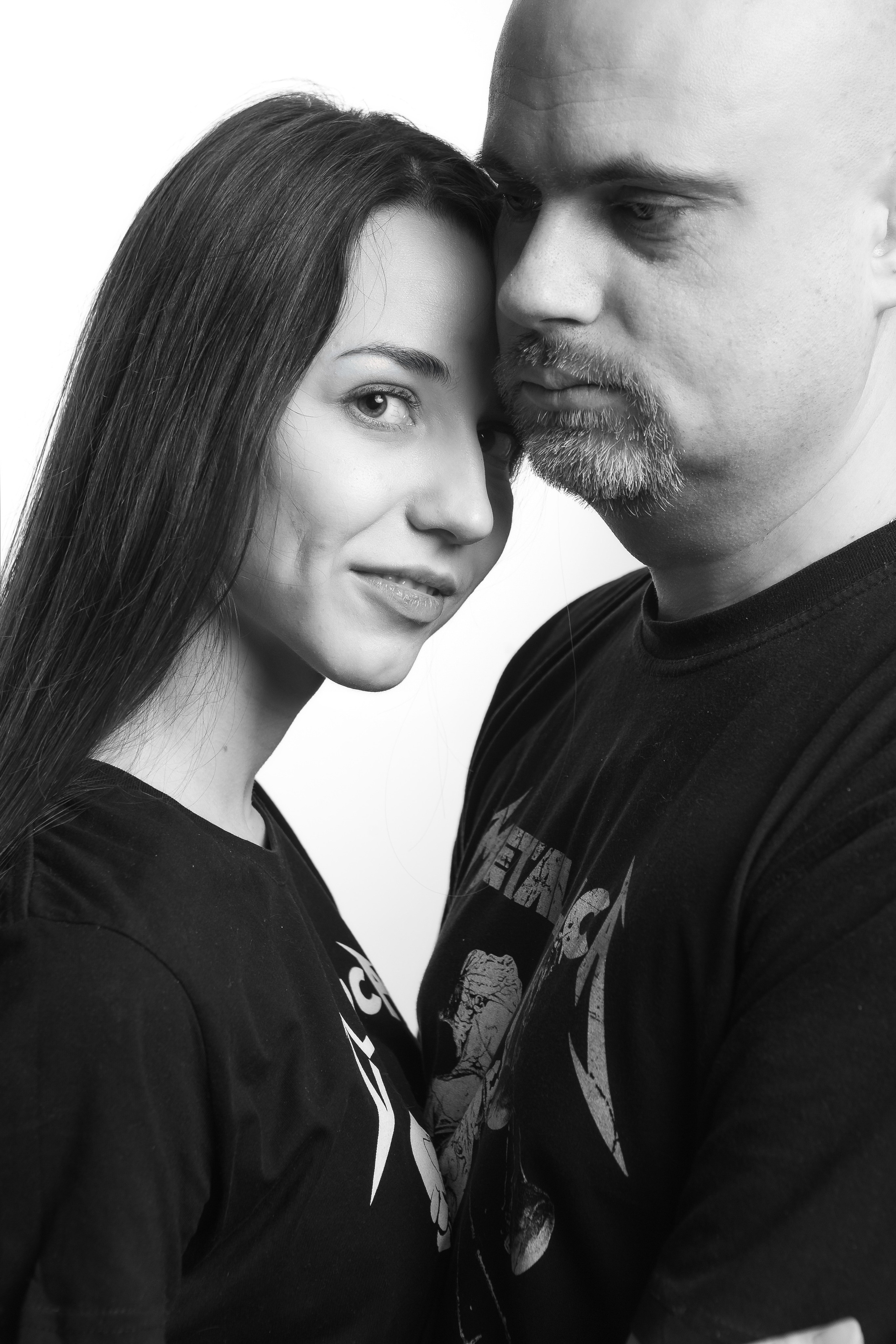 Фотосессия в студии для пары, черно-белая фотография, белый фон, чб, профессиональная фотосессия, студиная фотосессия, фотограф в москве, лавстори, семеная фотосессия, минимализм.