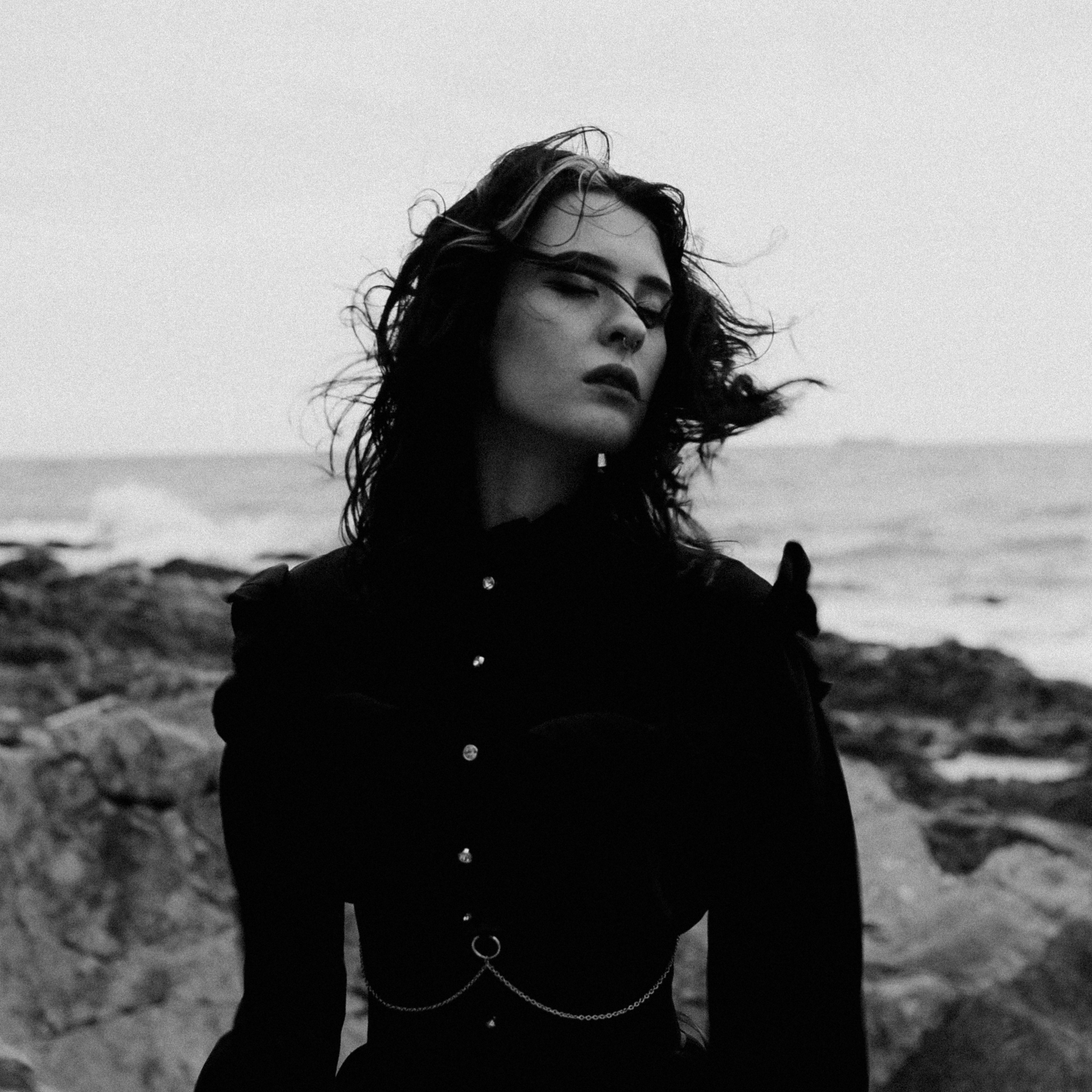 Съёмка у моря с оленьими рогами