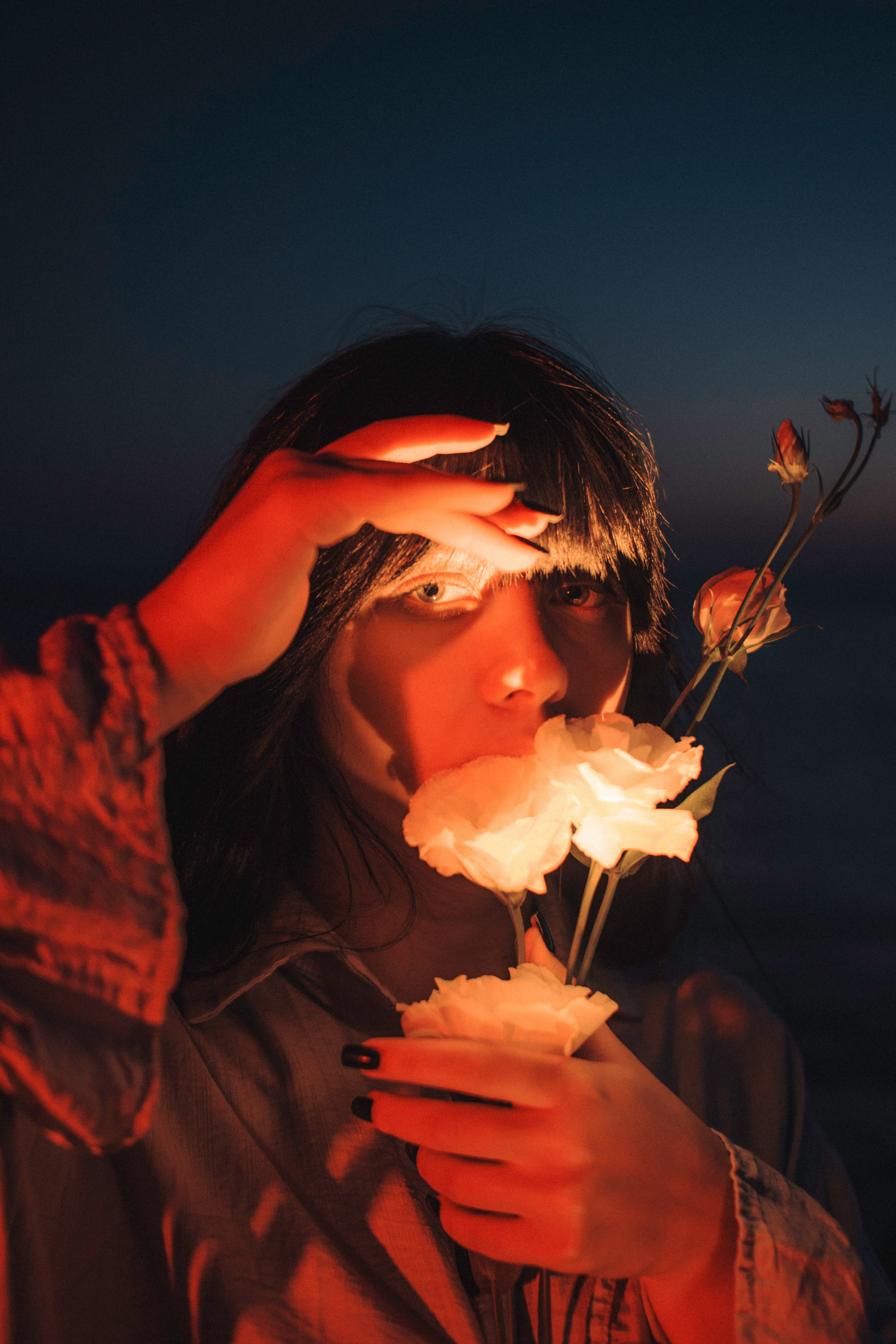 Фотосессия с цветным светом у моря