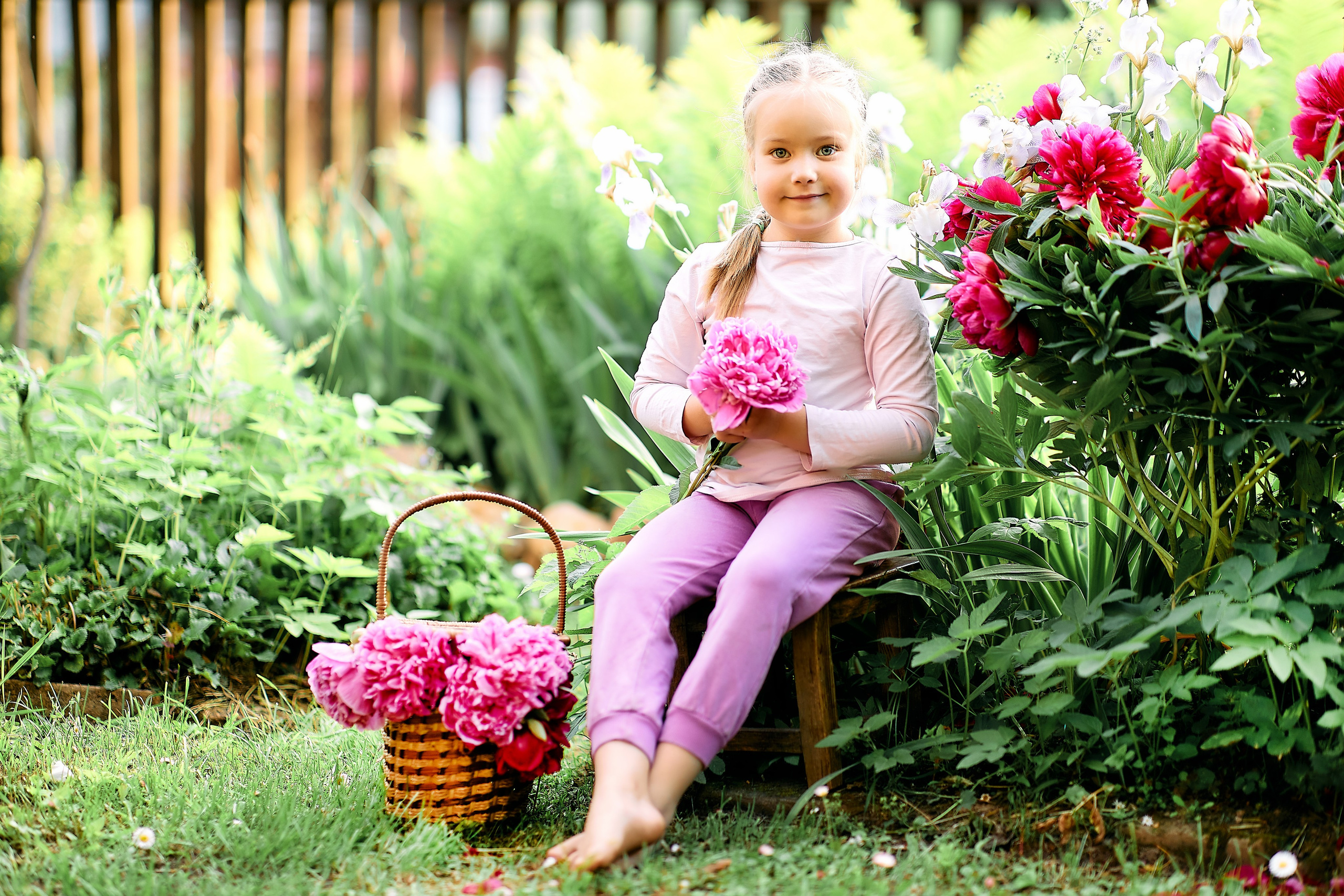 Машуля в пионах. Семейный и детский фотограф в Ярославле Юлия Галашина