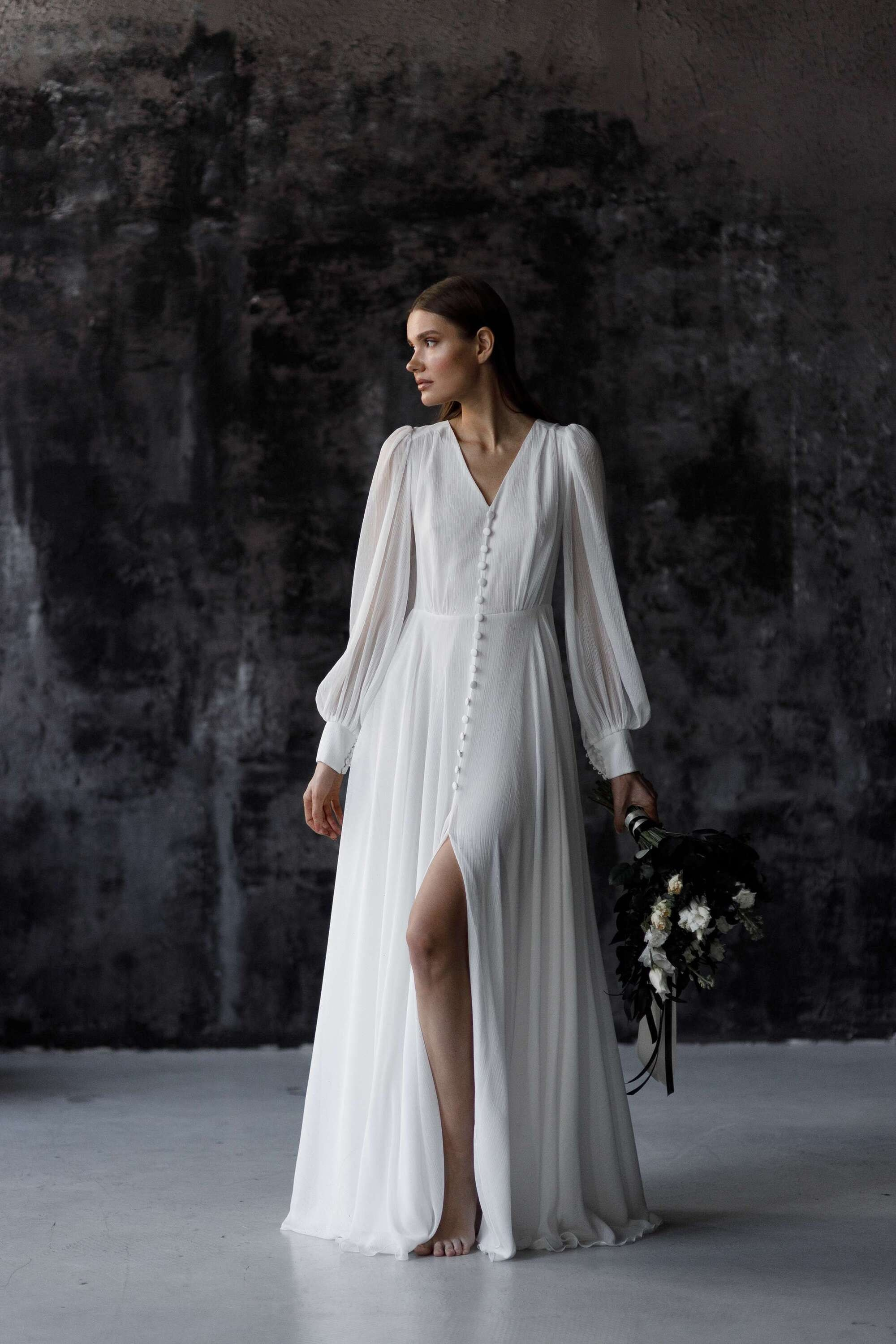 Невеста в темных тонах с черным букетом