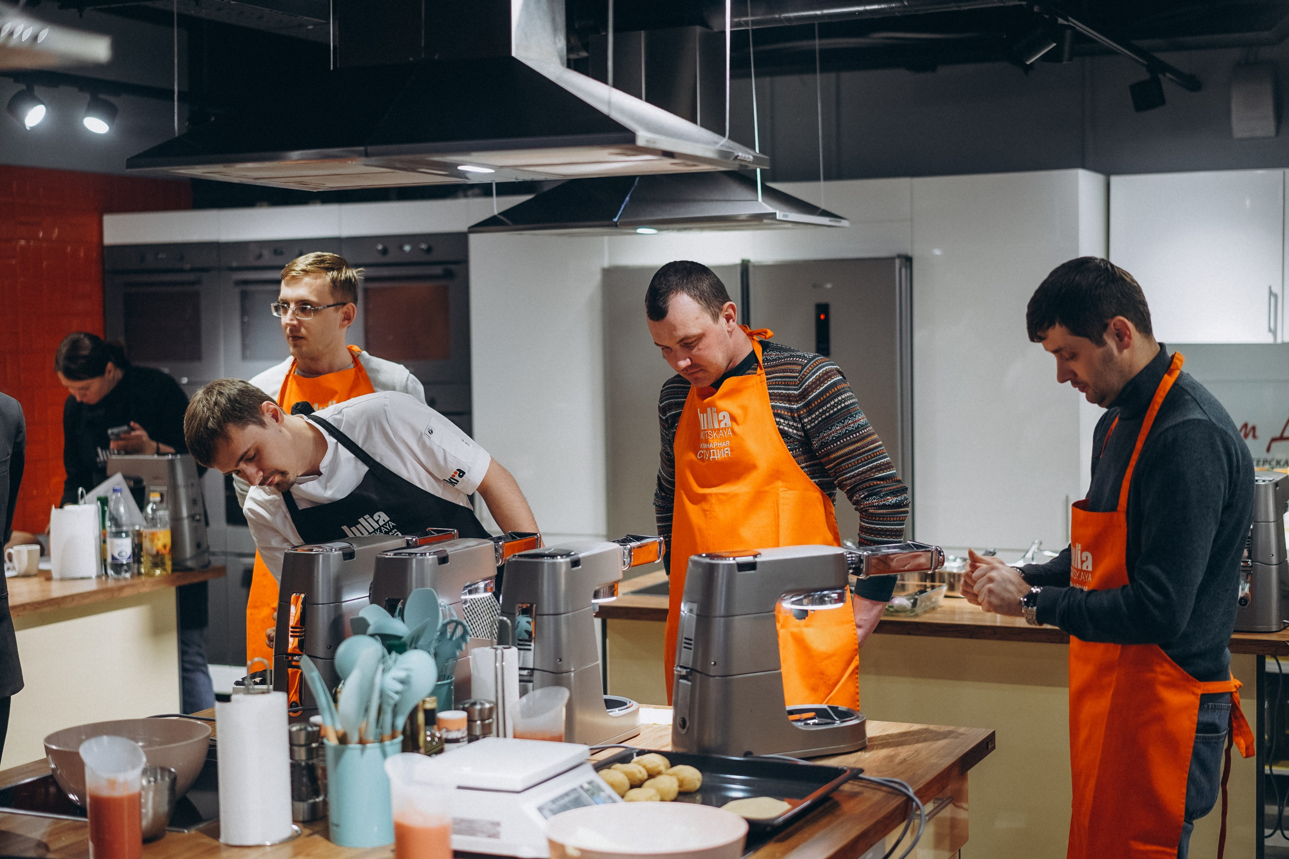 Репортаж с кулинарной студии Юлии Высоцкой. Портретный фотограф в Москве Илья Корненков