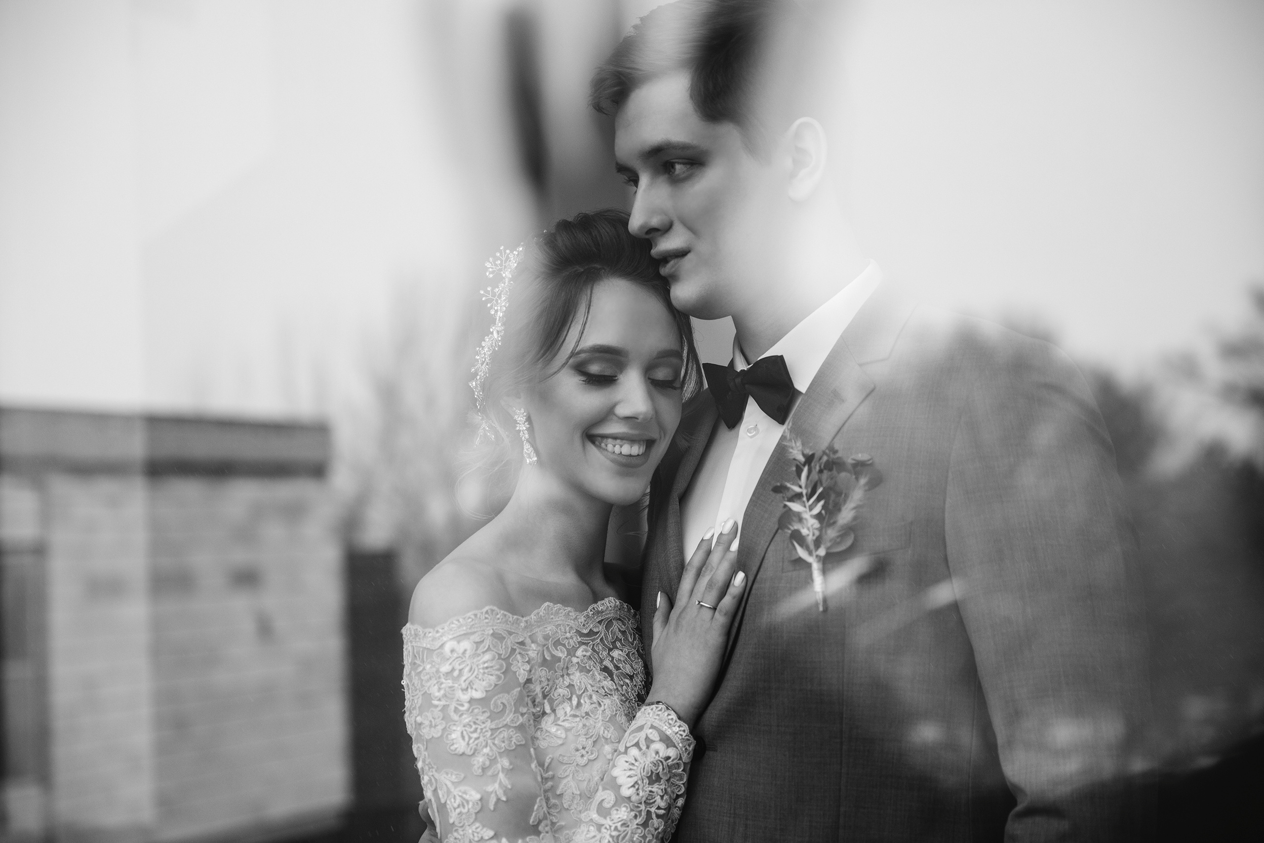 Черно-белая фотография жениха и невесты