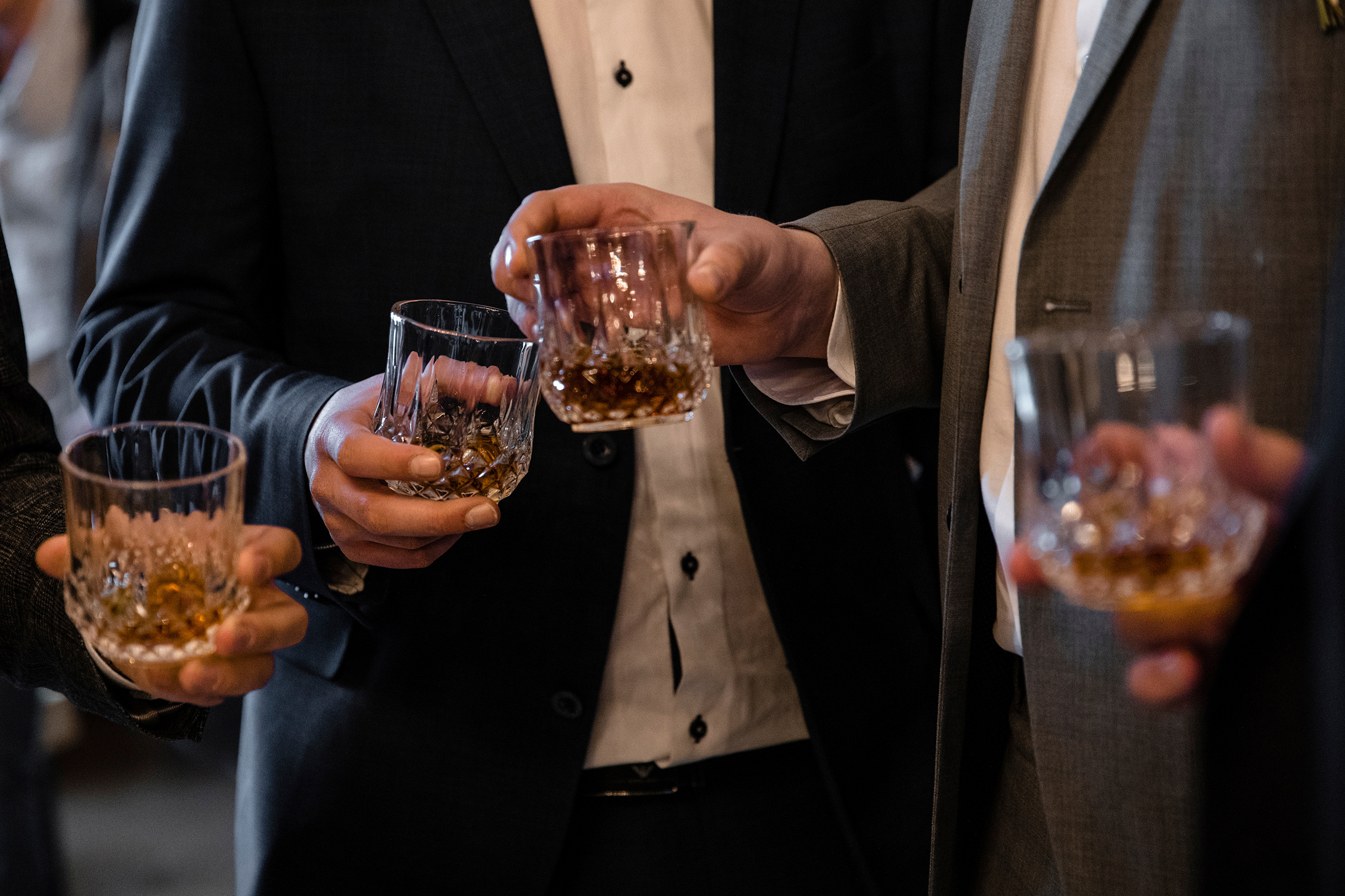 Друзья на свадьбе с виски