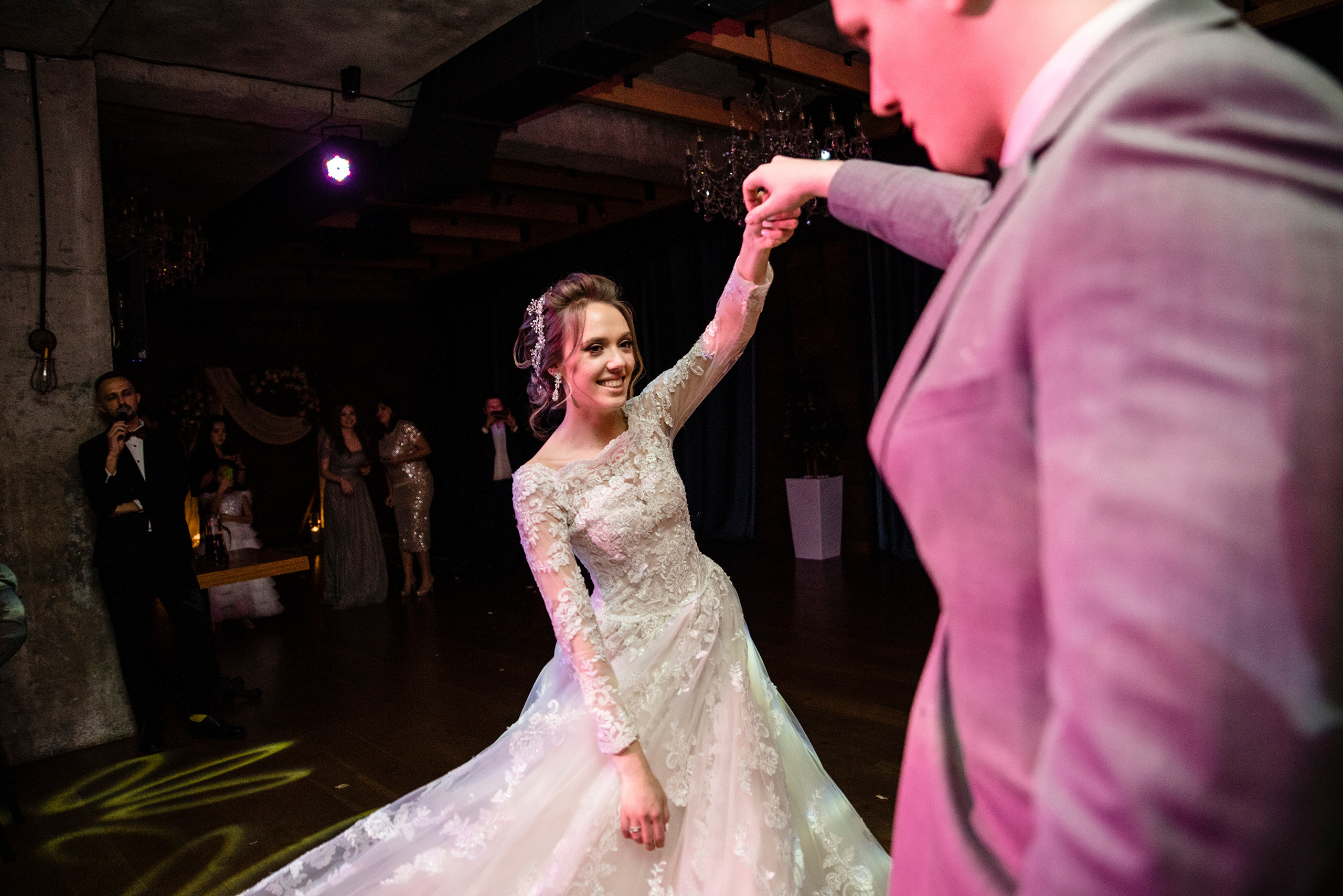 Невеста танцует первый танец с женихом