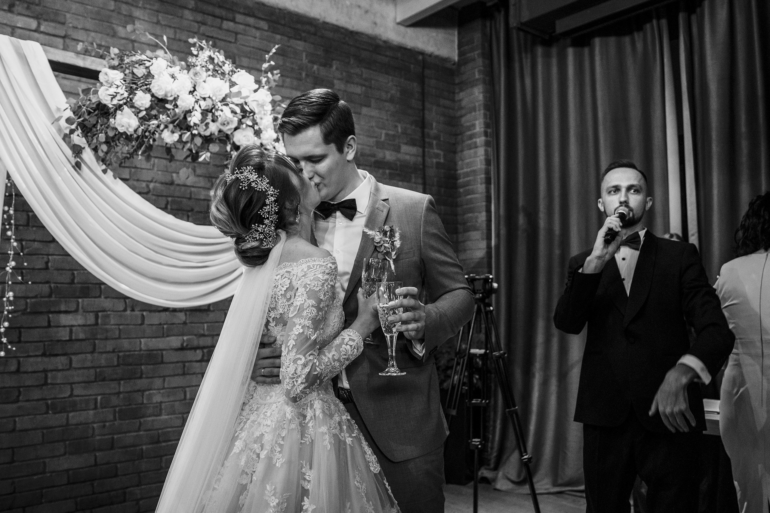 Первый поцелуй на свадьбе