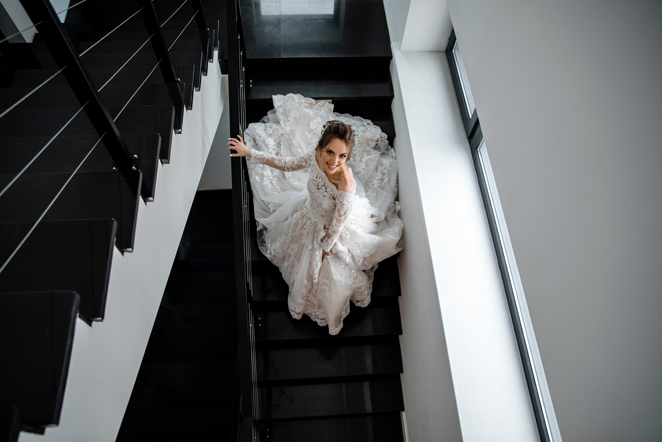 Невеста позирует фотографу