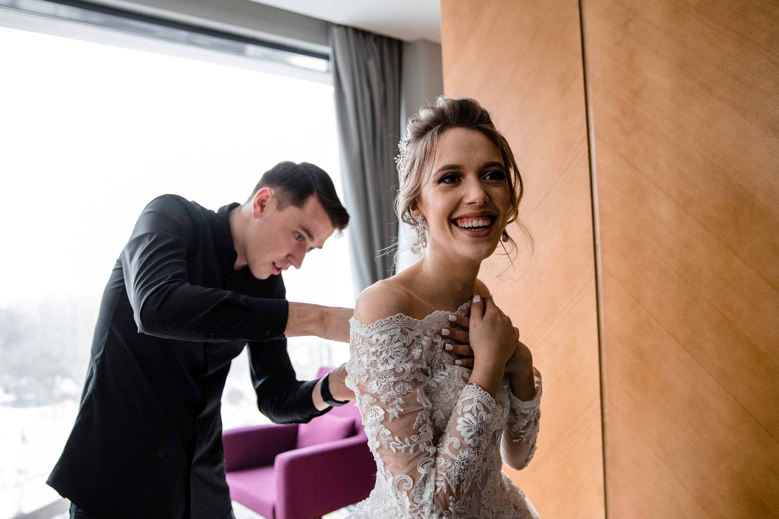 Красивая невеста с платьем