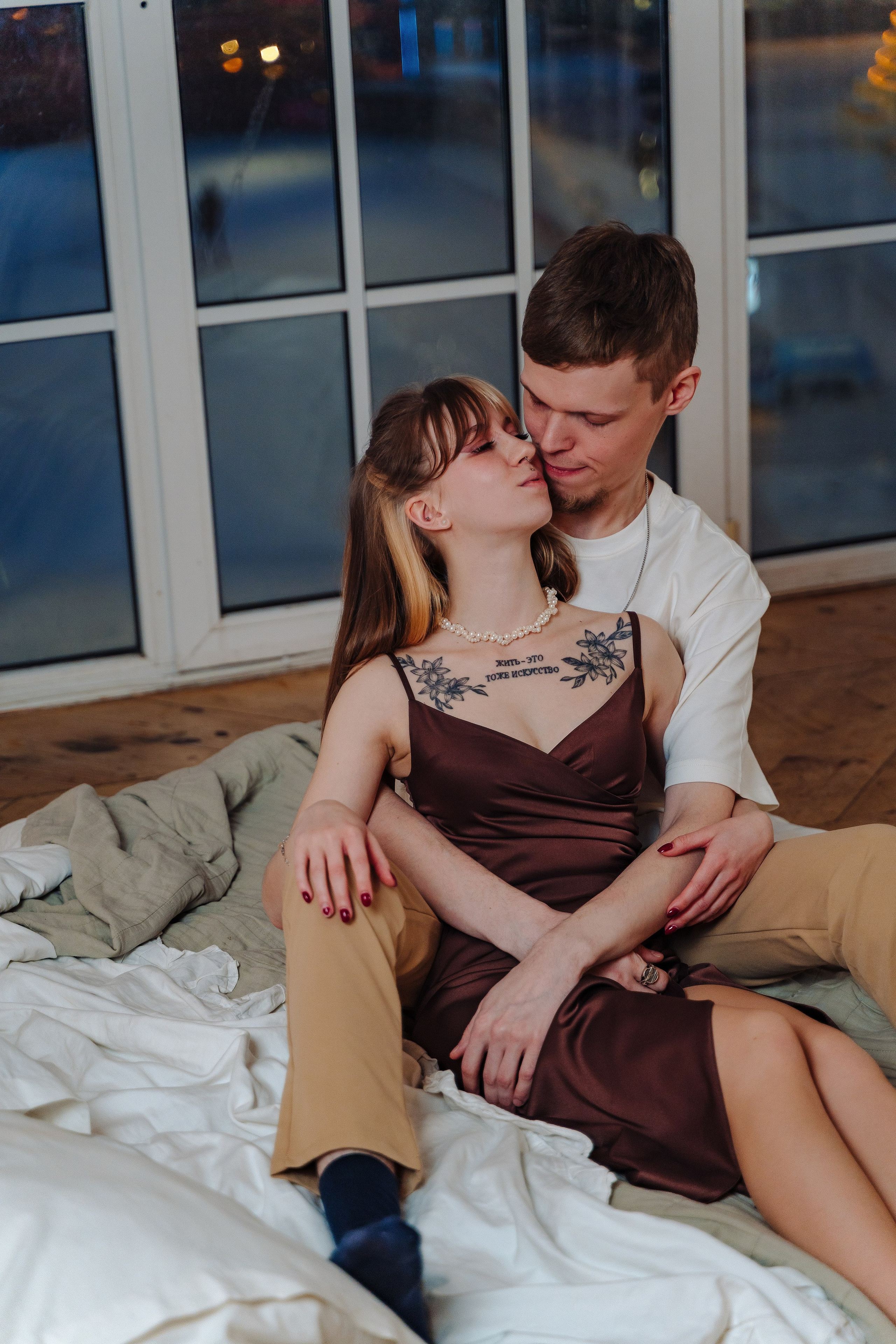 Зимняя фотосессия лавстори с предложением руки и сердца в фотостудии