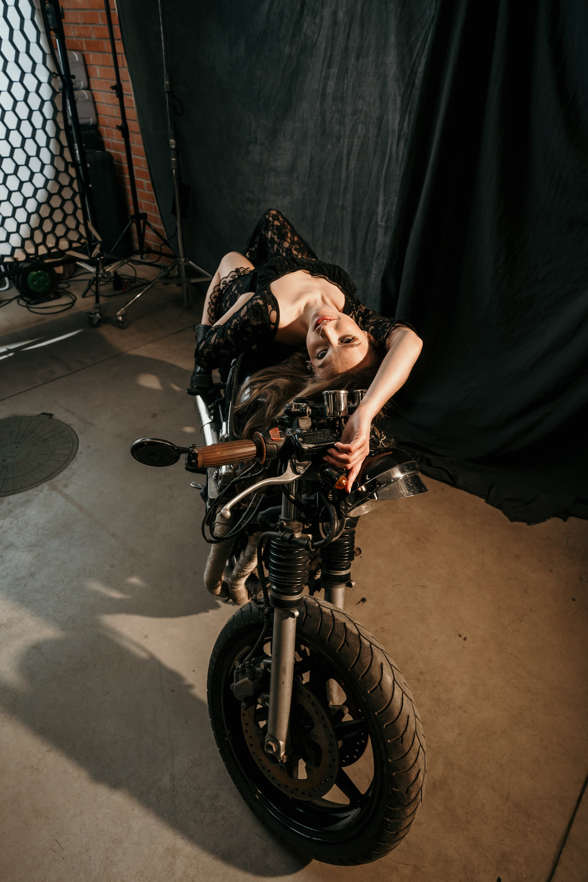 Девушки-байкеры — Фотосессия с мотоциклом в Питере. Свадебный, семейный, портретный, репортажный фотограф в Санкт-Петербурге
