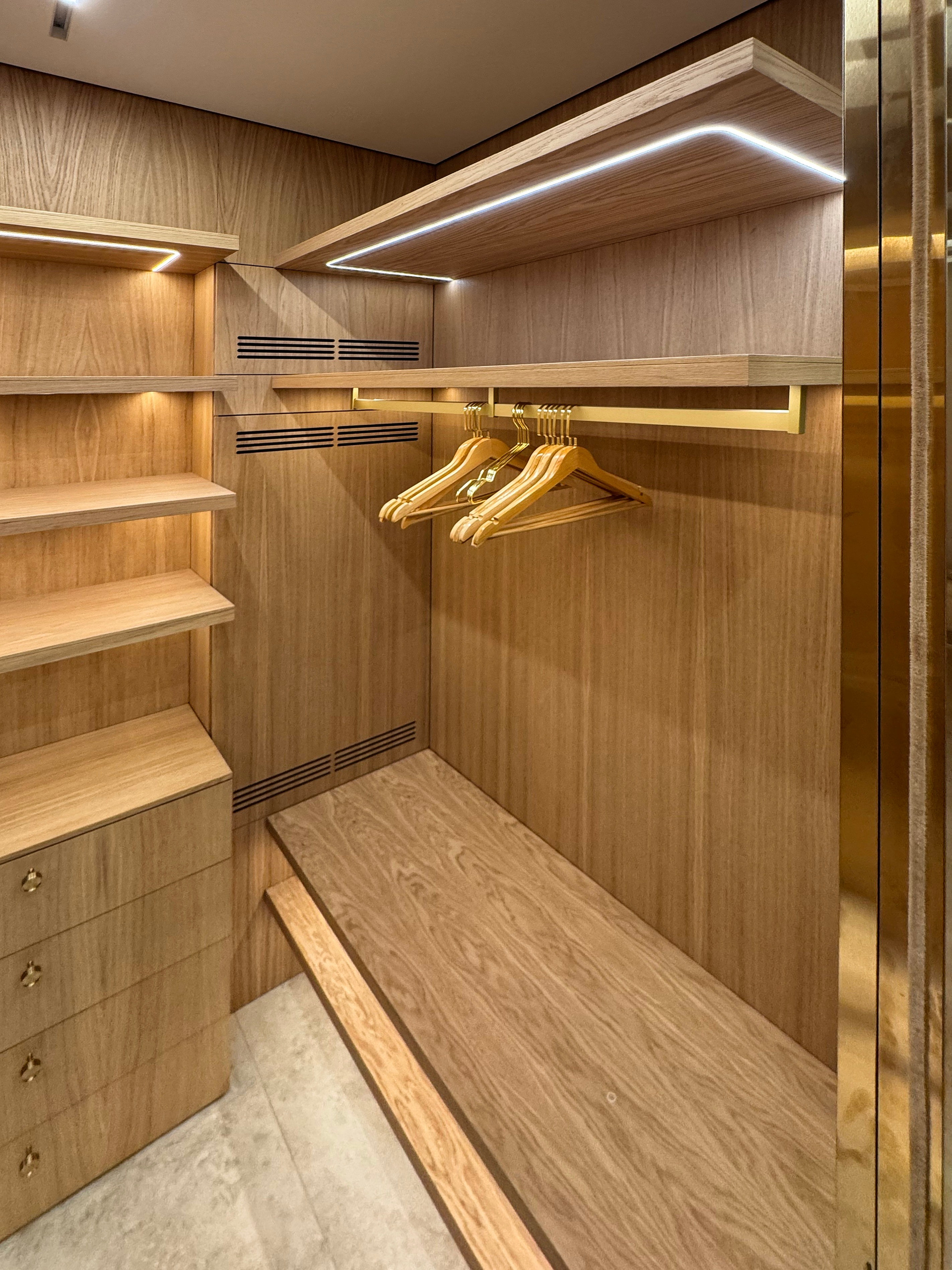 Гардероб. DRVO — мебельное производство полного цикла