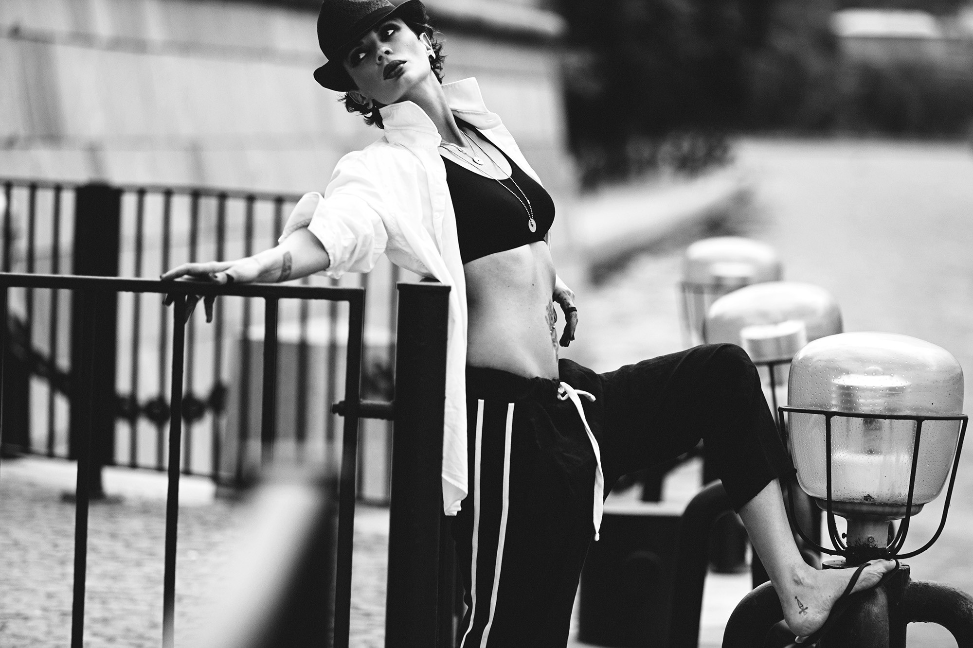 Чб фотосессия на набережной в Москве. Фотограф Продюсер в горах КБР / Москва  Нальчик Горы