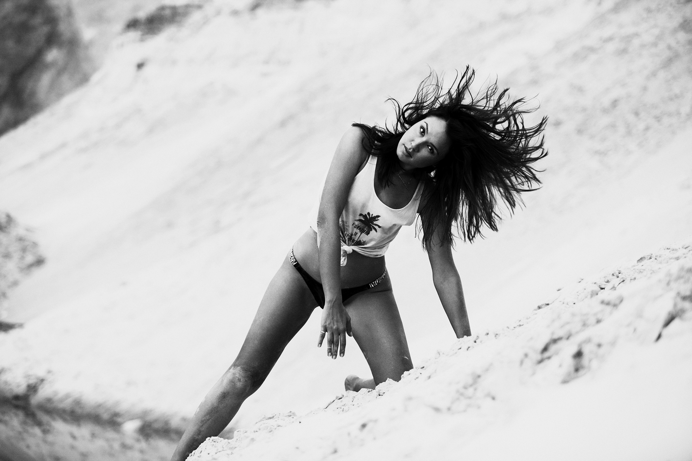 Черно-белая съемка в песке. Фотограф Продюсер в горах КБР / Москва  Нальчик Горы