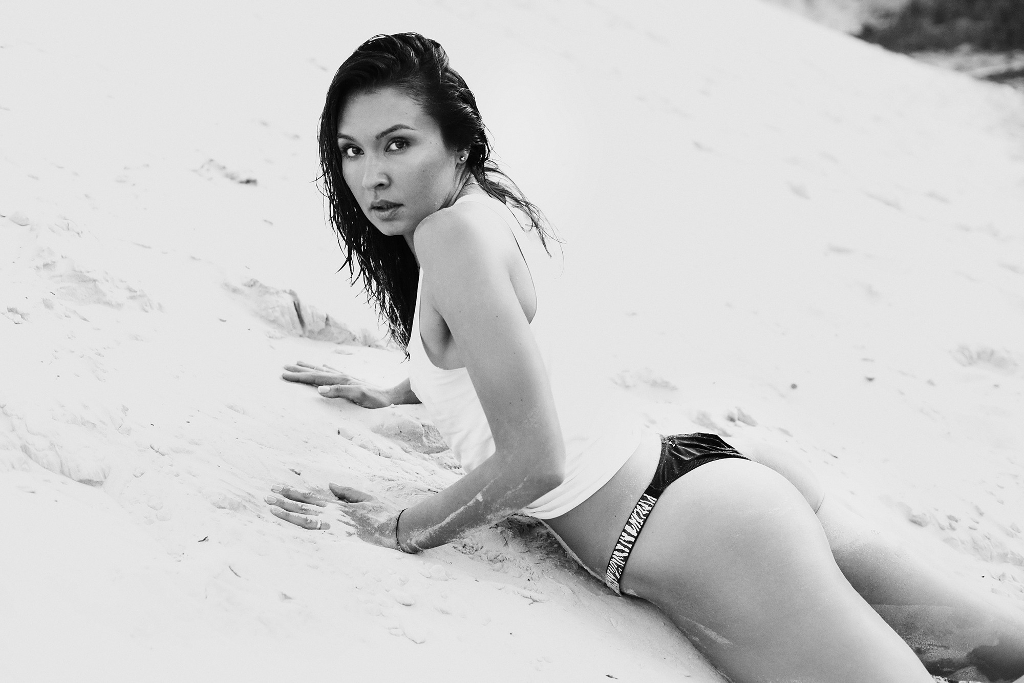 Черно-белая съемка в песке. Фотограф Продюсер в горах КБР / Москва  Нальчик Горы