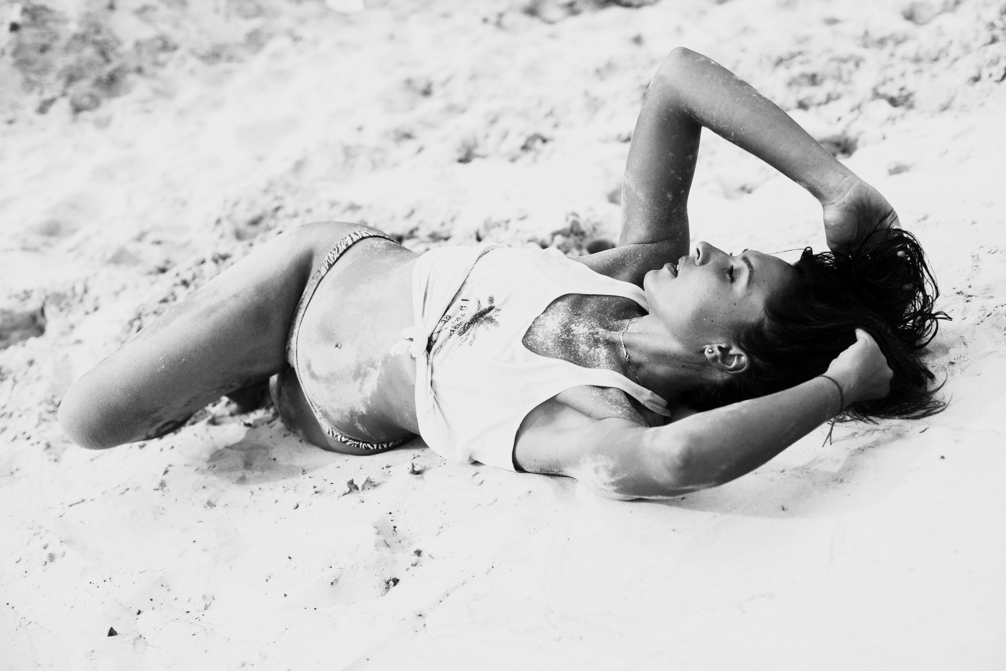 Черно-белая съемка в песке. Фотограф Продюсер в горах КБР / Москва  Нальчик Горы