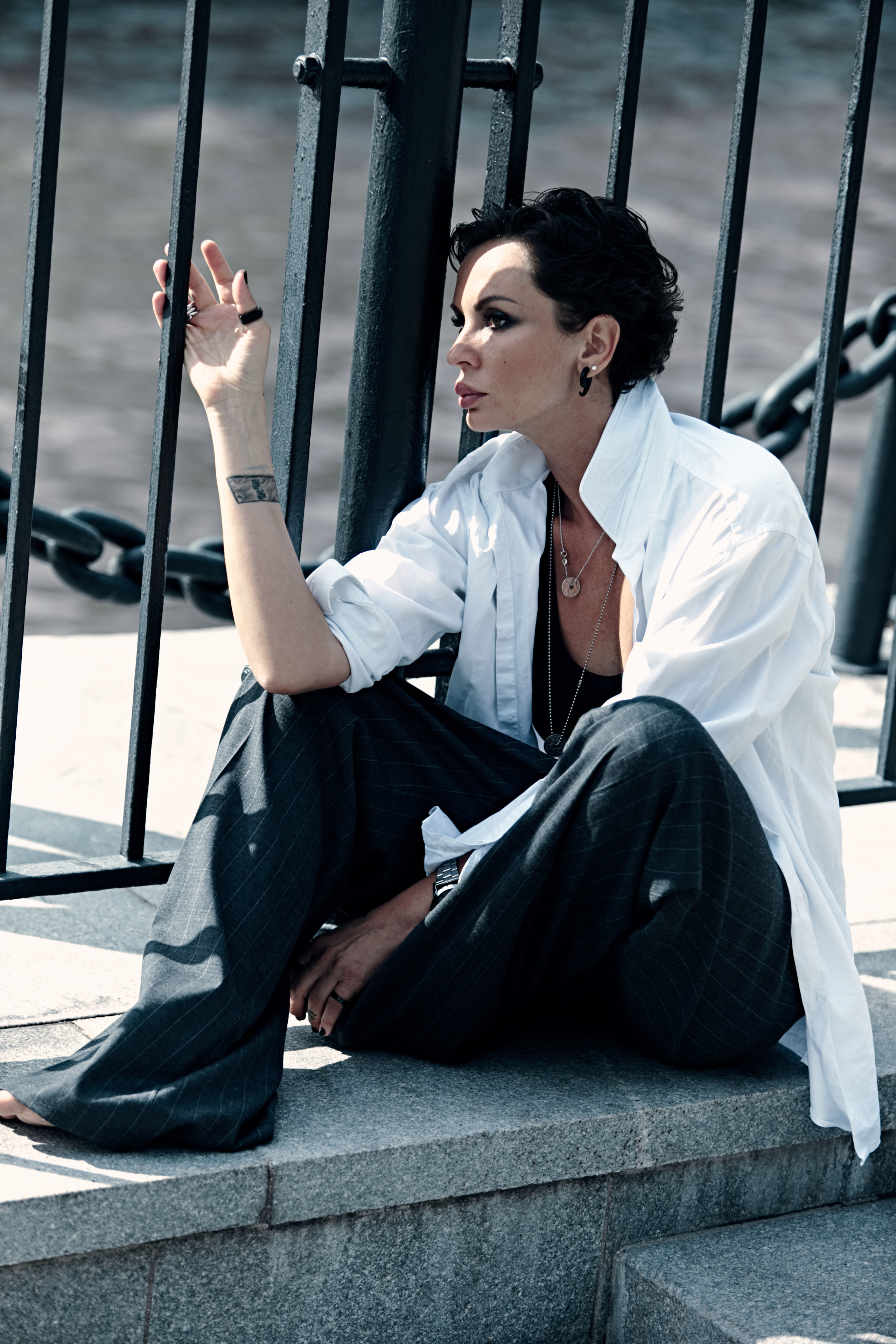 Чб фотосессия на набережной в Москве. Фотограф Продюсер в горах КБР / Москва  Нальчик Горы