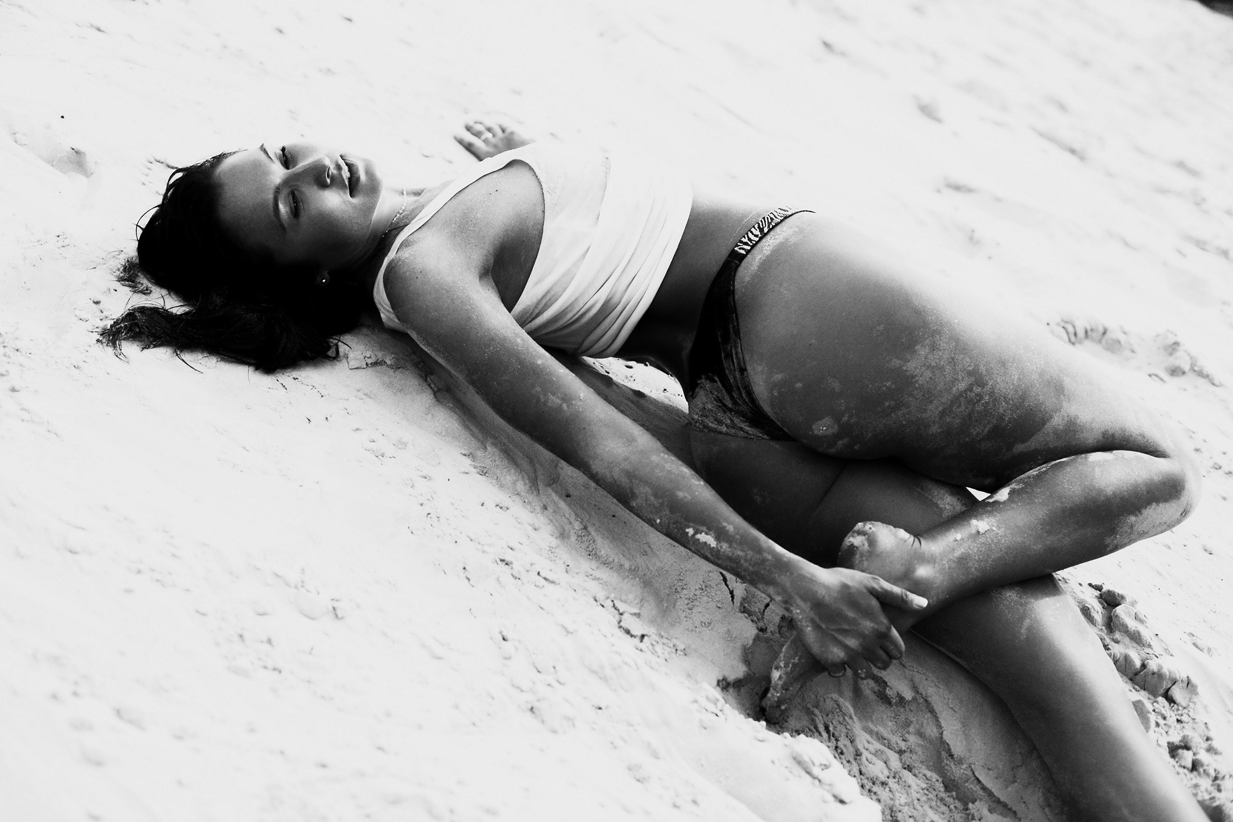 Черно-белая съемка в песке. Фотограф Продюсер в горах КБР / Москва  Нальчик Горы