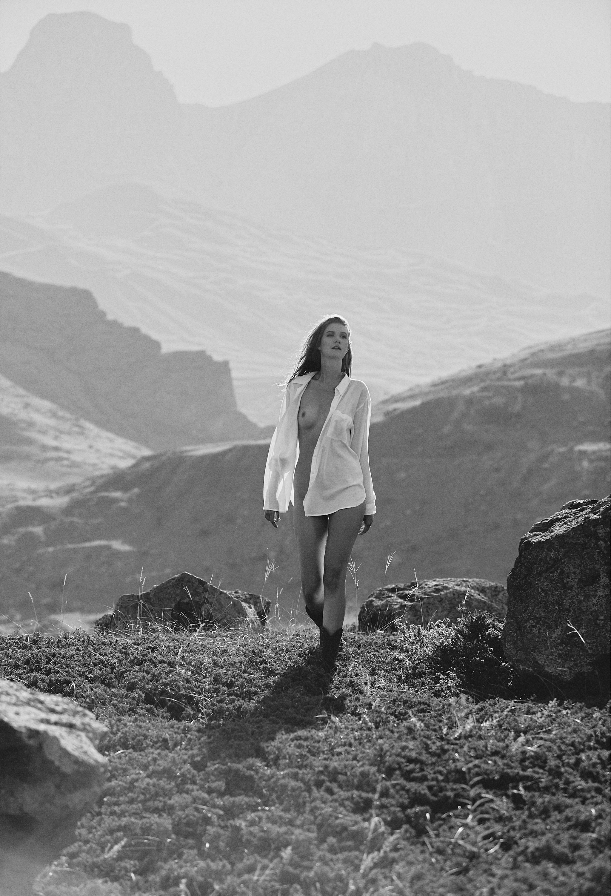 Фотосессия ню в горах. Фотограф Продюсер в горах КБР / Москва  Нальчик Горы