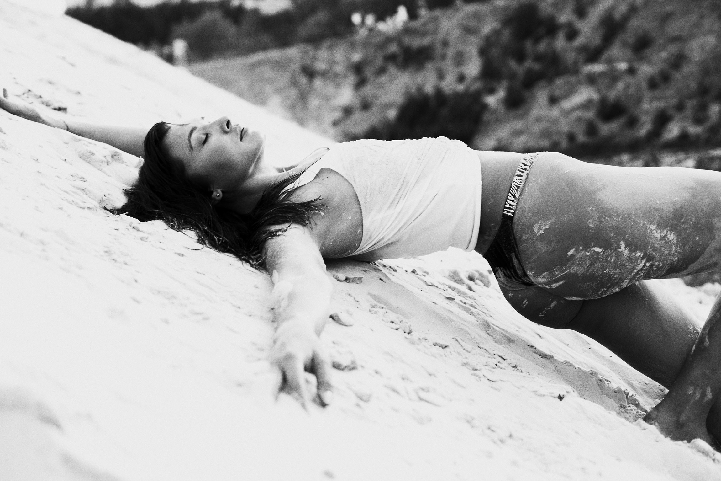 Черно-белая съемка в песке. Фотограф Продюсер в горах КБР / Москва  Нальчик Горы