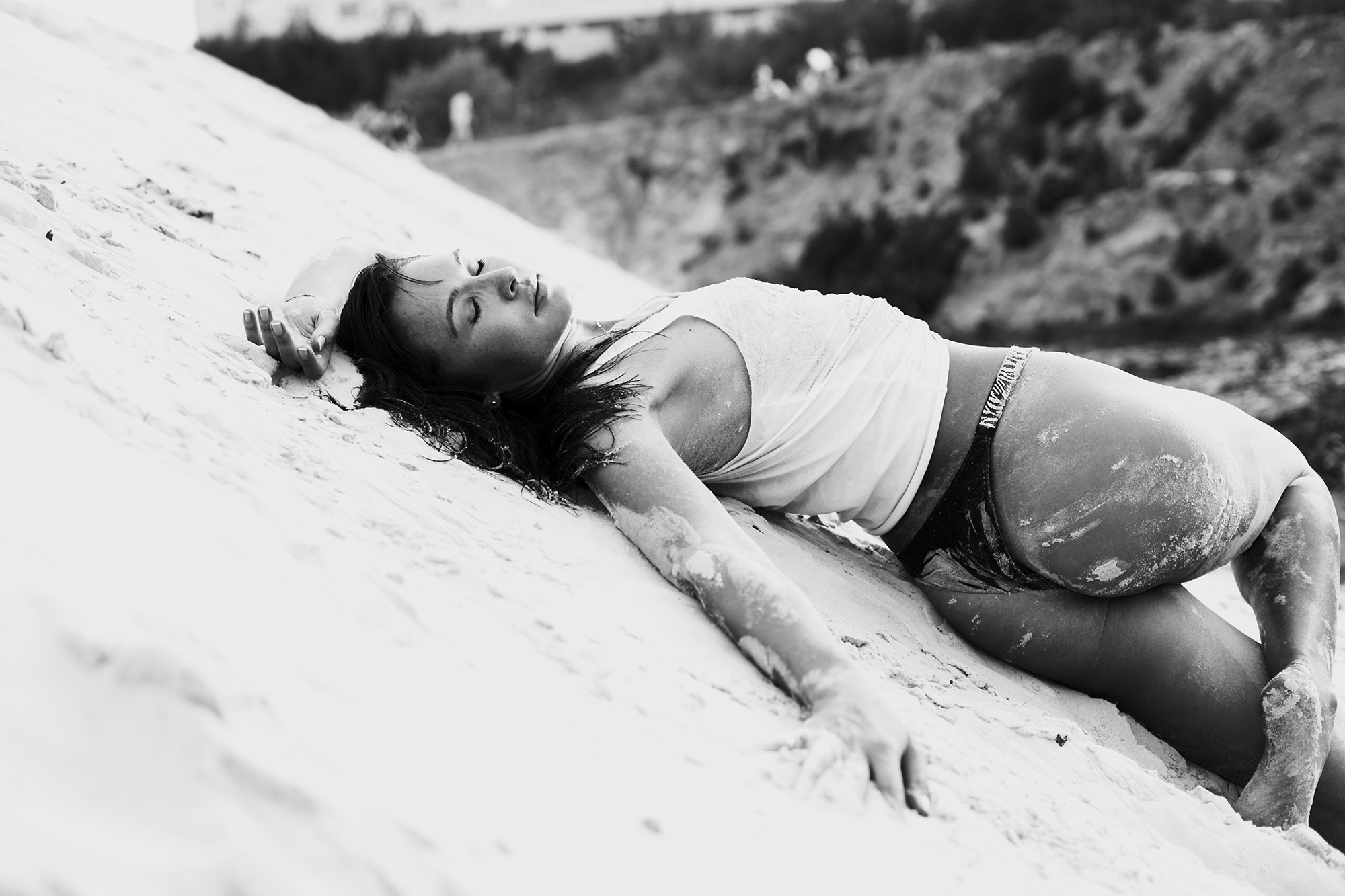 Черно-белая съемка в песке. Фотограф Продюсер в горах КБР / Москва  Нальчик Горы