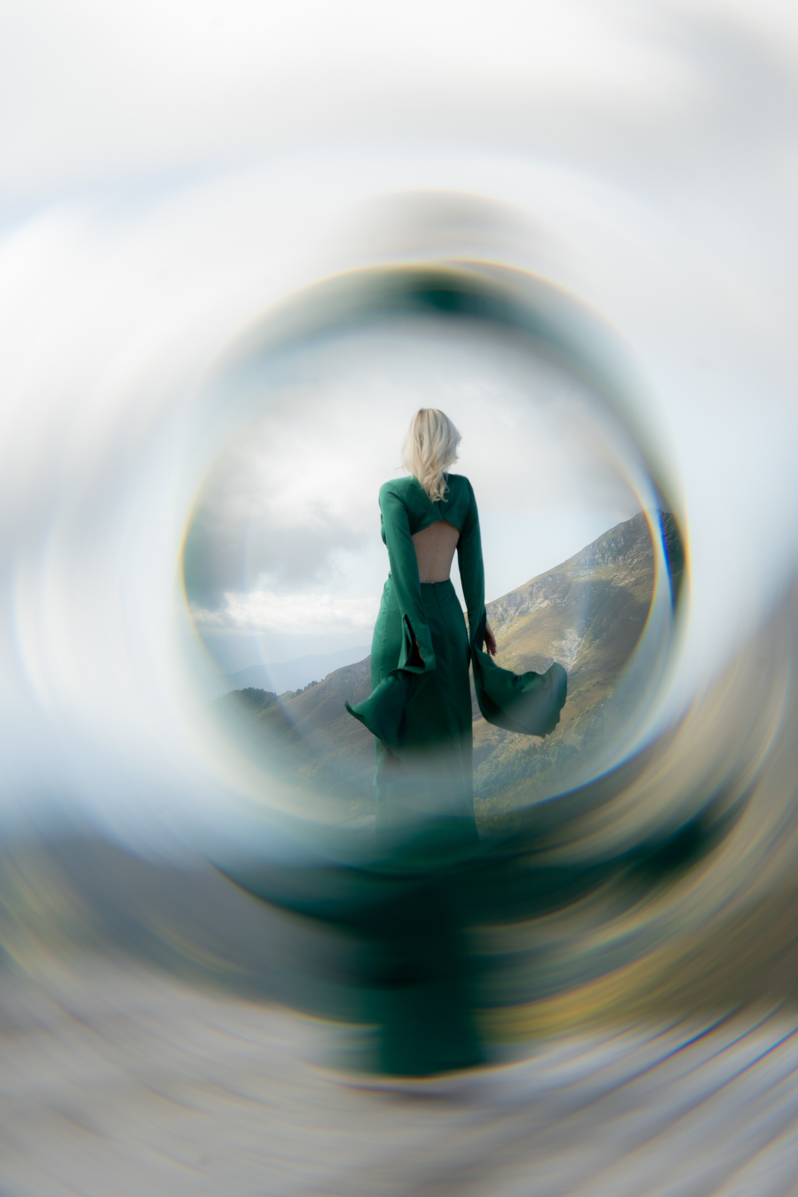 Снимок в размытии на фоне гор