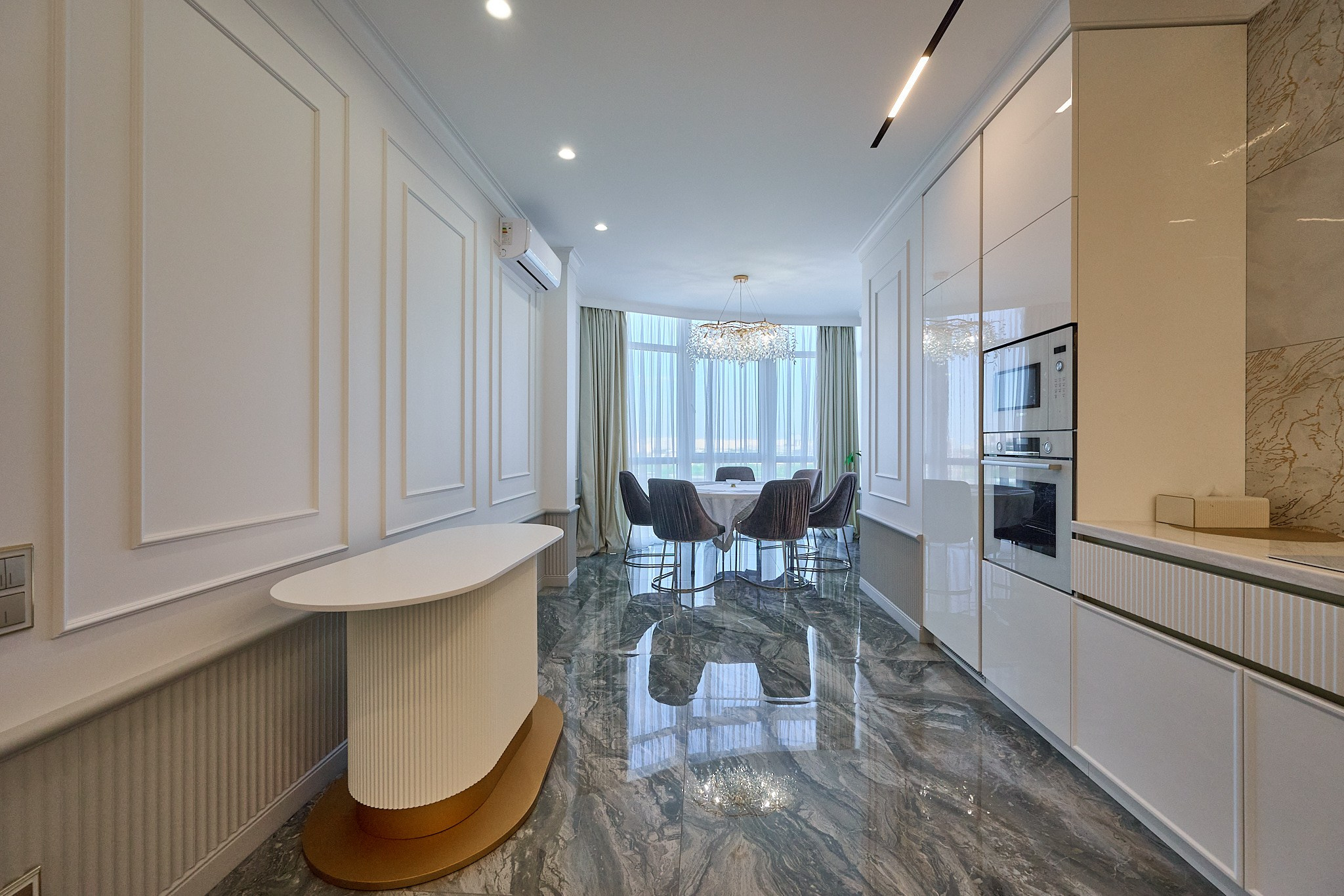 светлая глянцевая кухня светлые тонна  белые шкафы теплый свет  графичные стены и пол 