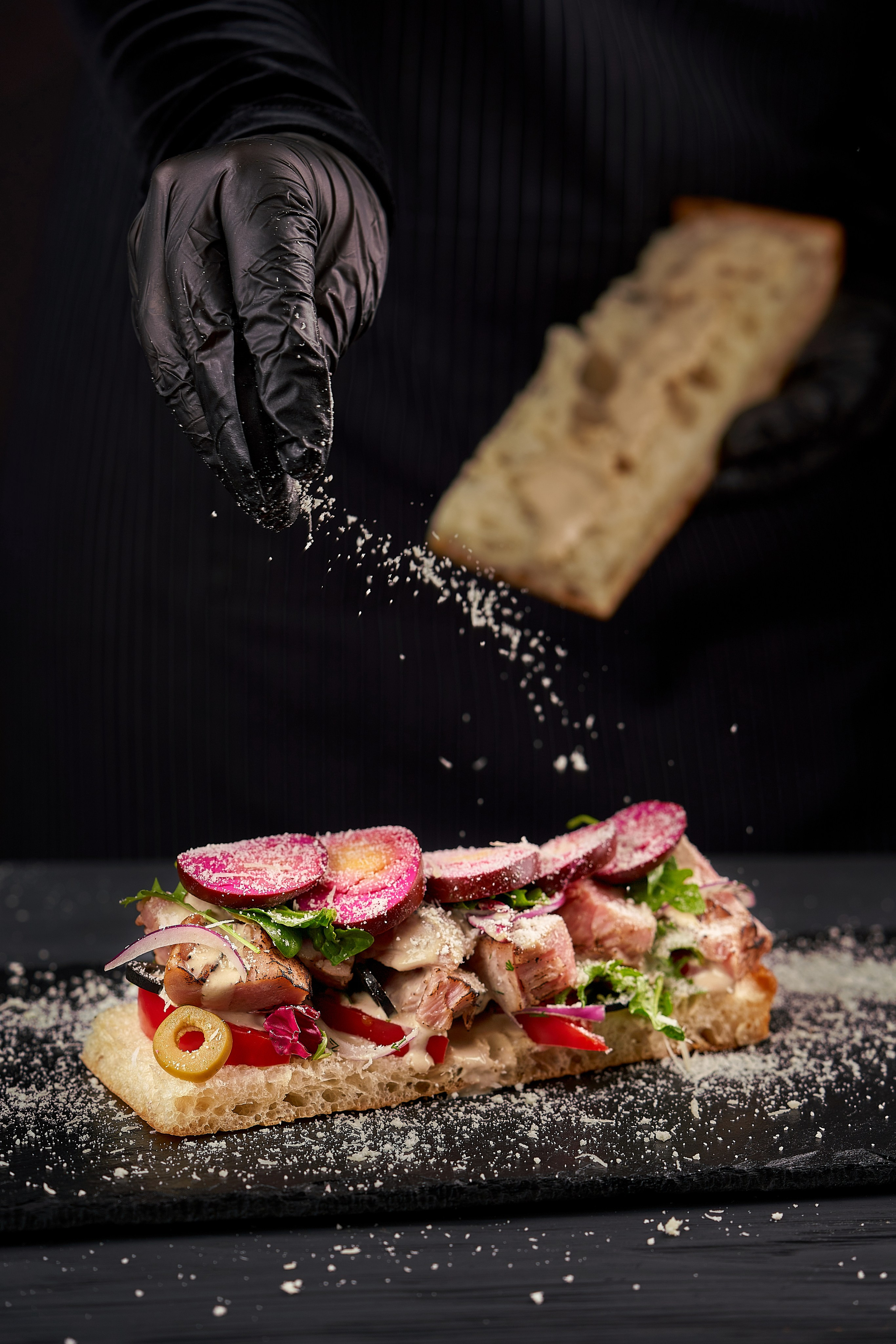 Фуд фотография для рекламы, социальных сетей, полиграфии и меню. Процесс приготовления мясного сэндвича.