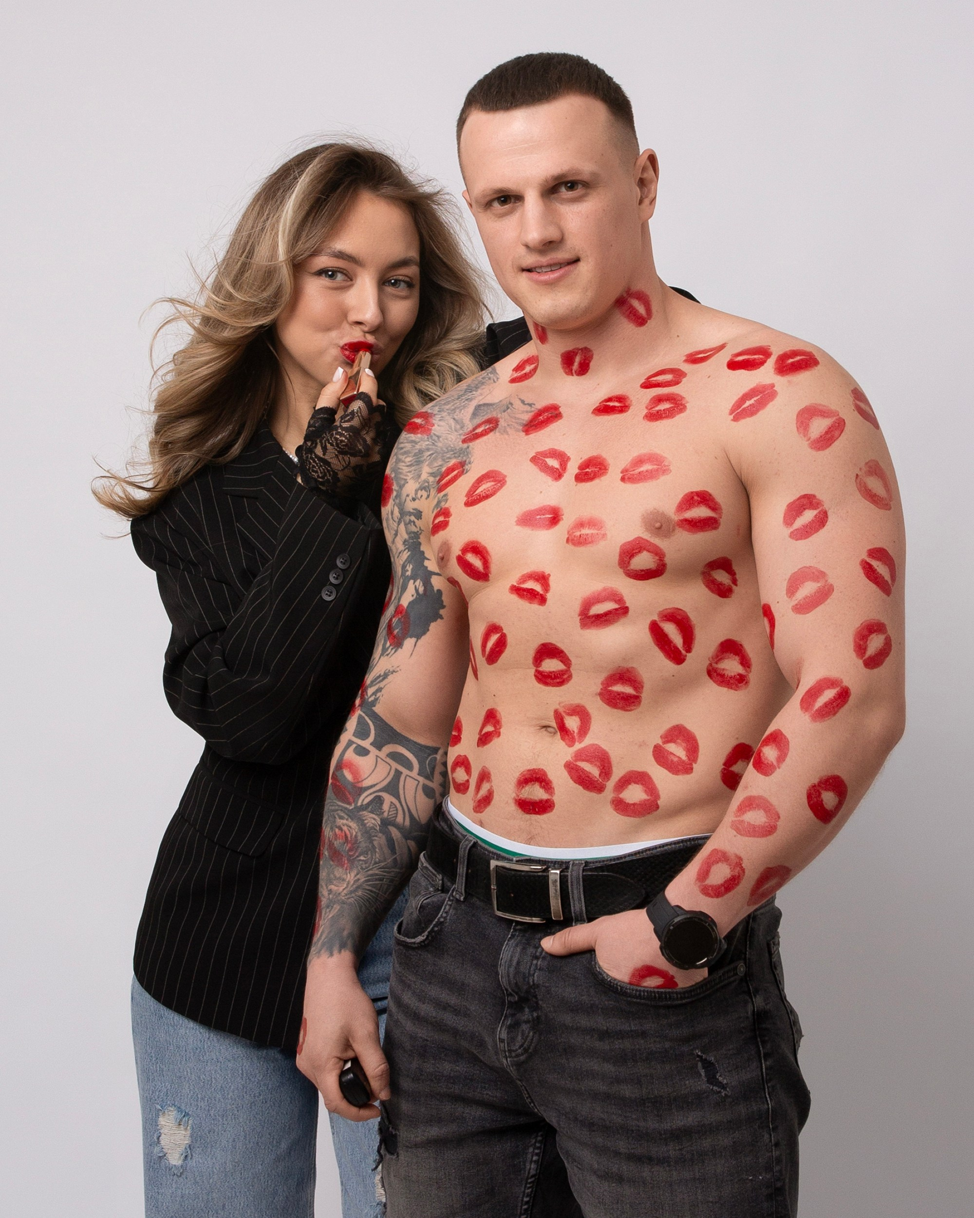 Отметили 8 марта парень весь в красной помаде и хитрая девушка в fotomaris