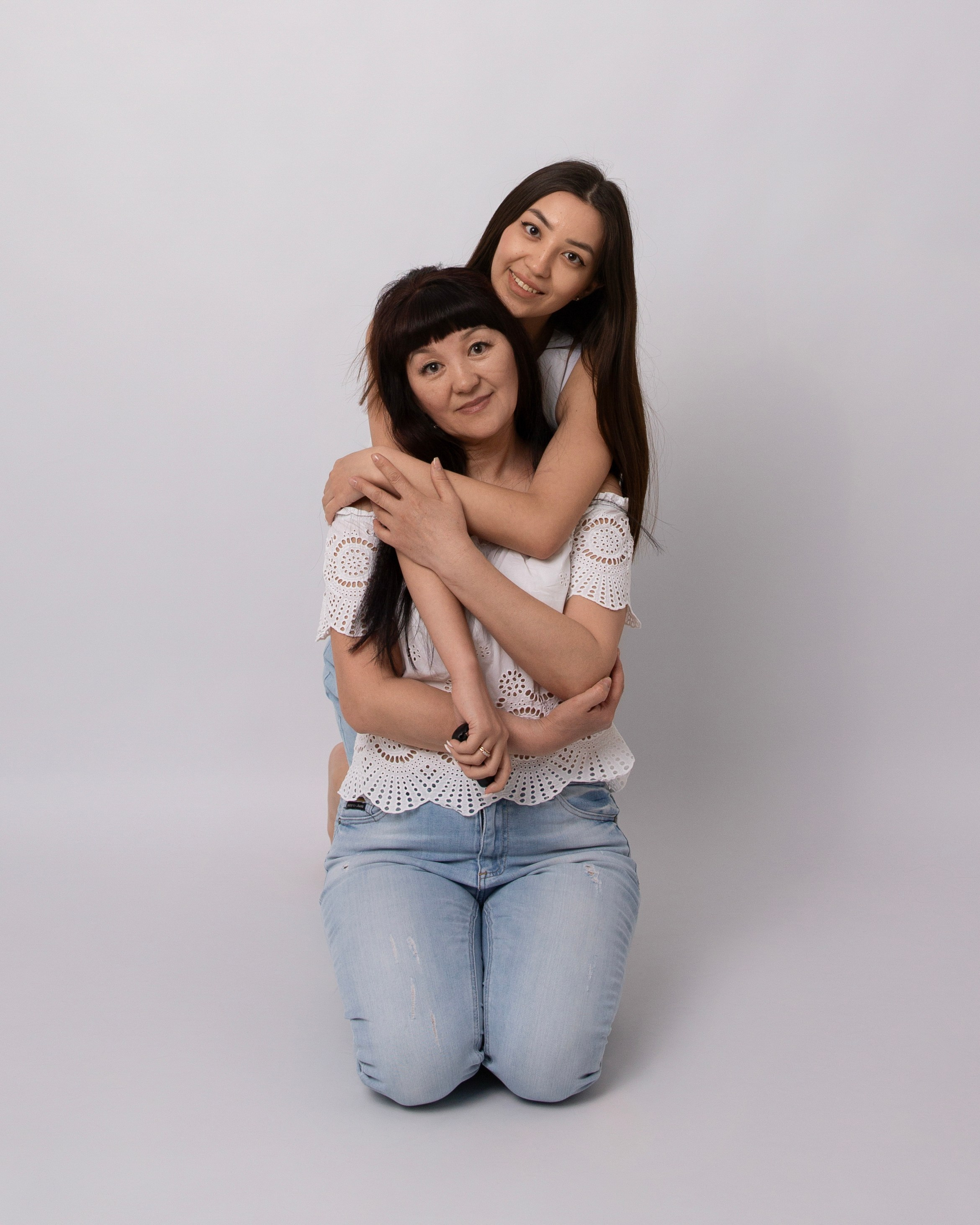 Фотосессия мамы и дочки милые объятия Whtebackground