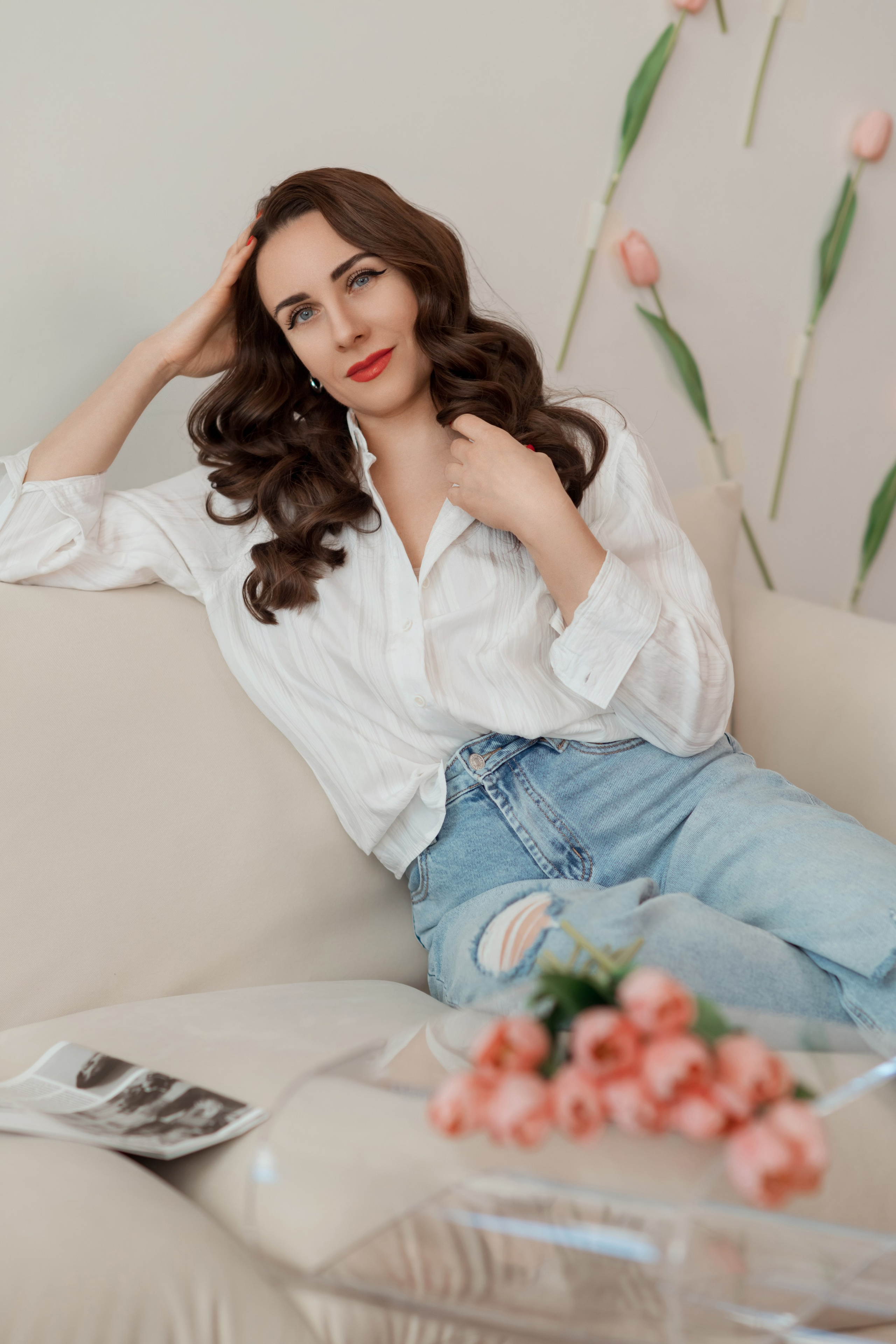 девушка в рубашке 