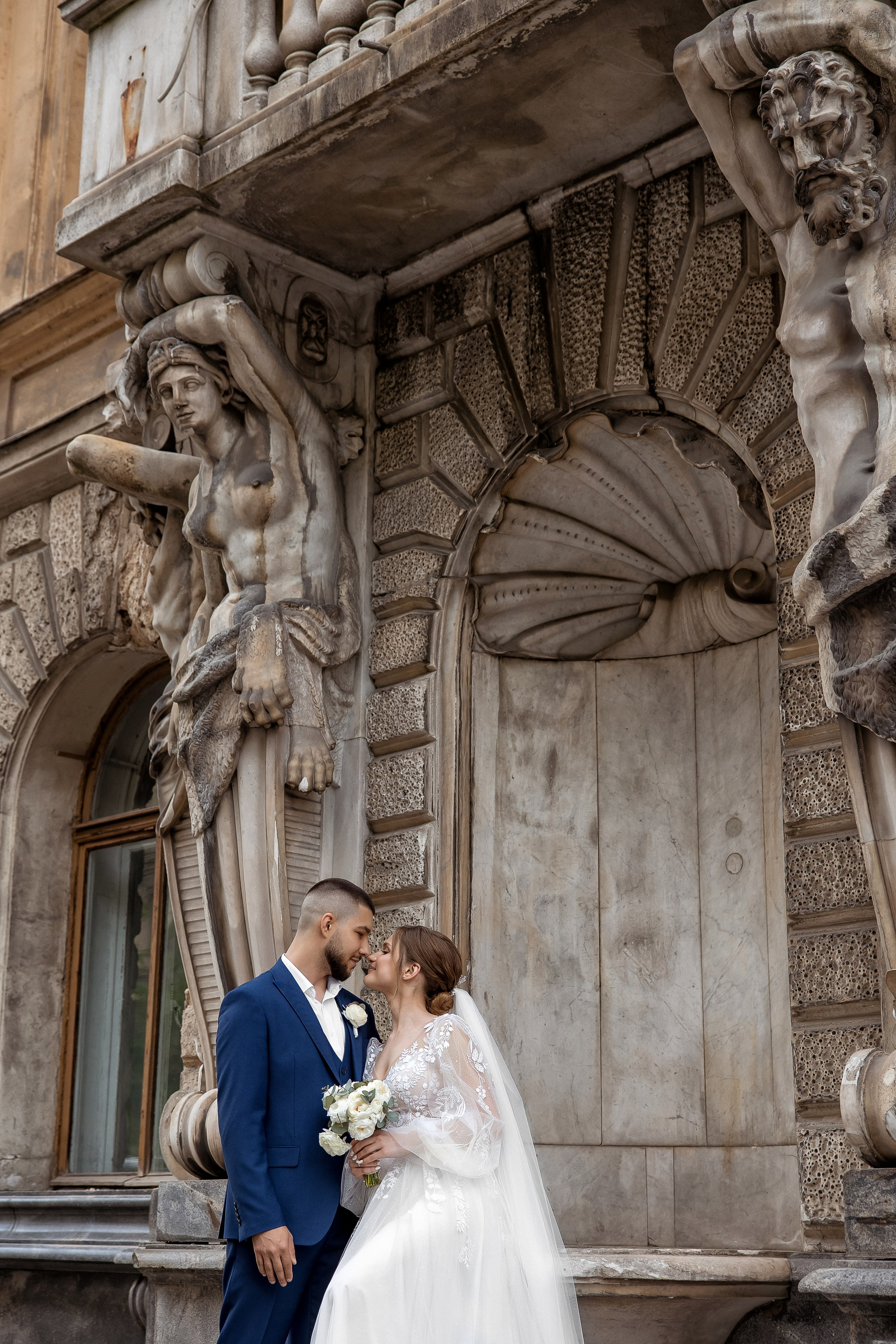 Яркая свадебная фотосессия под дождем. Свадебный и семейный фотограф Алексей Аверин