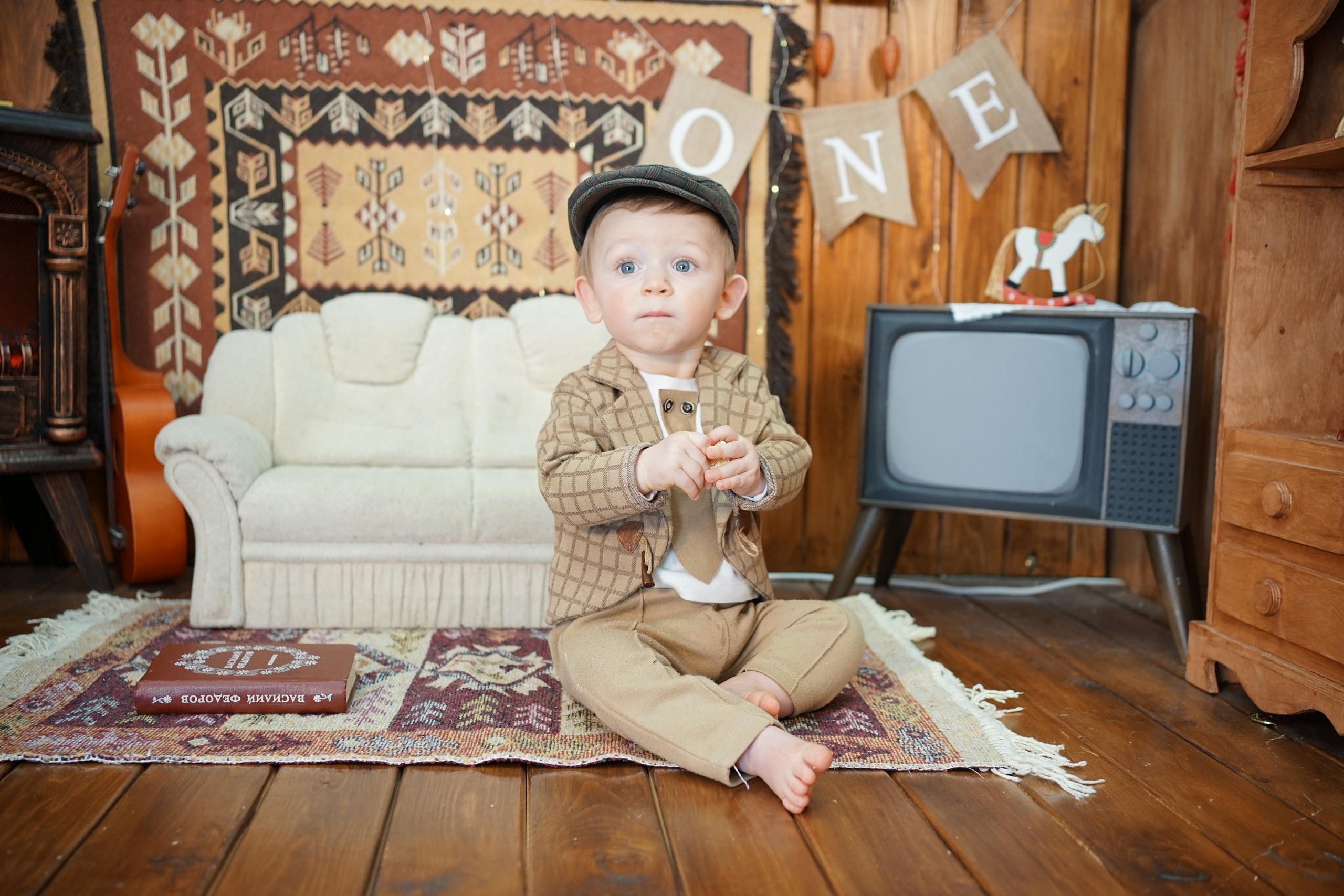 Деревянный Подиум. Детская Фотостудия ГОДОВАСИКИ в Санкт-Петербурге фотосесия на годик