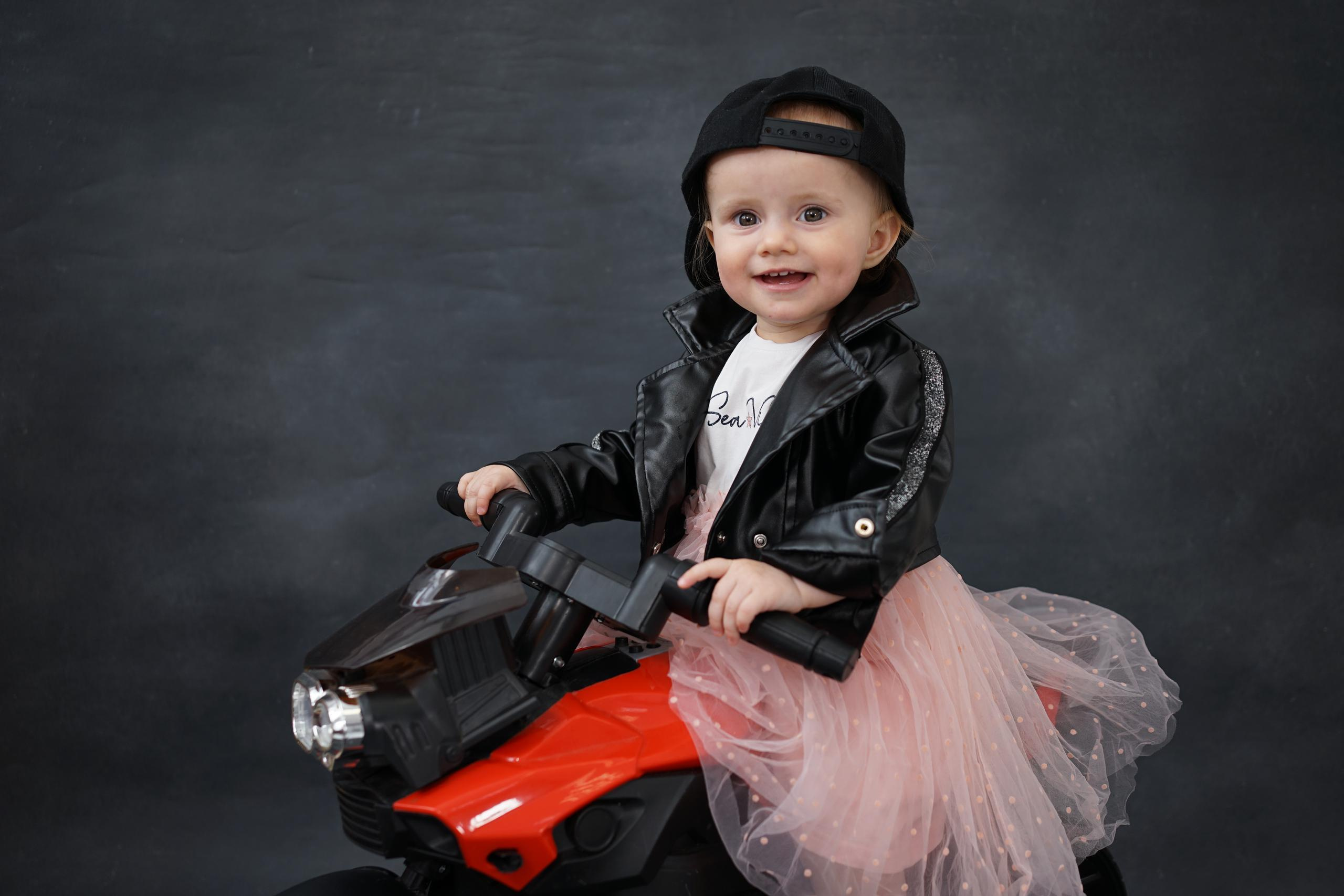 Фотозоны на ХОЛСТЕ. Детская Фотостудия ГОДОВАСИКИ в Санкт-Петербурге фотосесия на годик