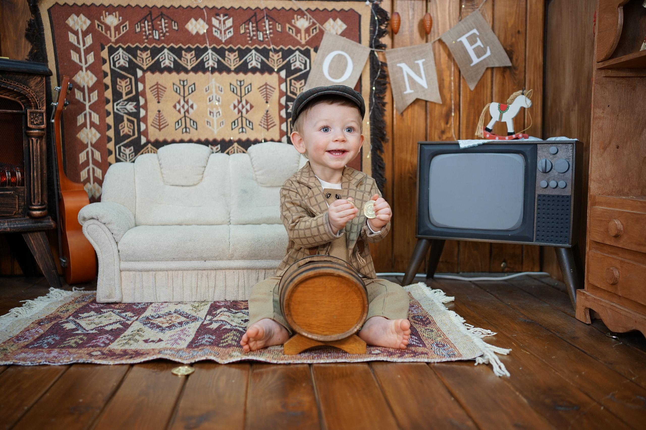 Деревянный Подиум. Детская Фотостудия ГОДОВАСИКИ в Санкт-Петербурге фотосесия на годик
