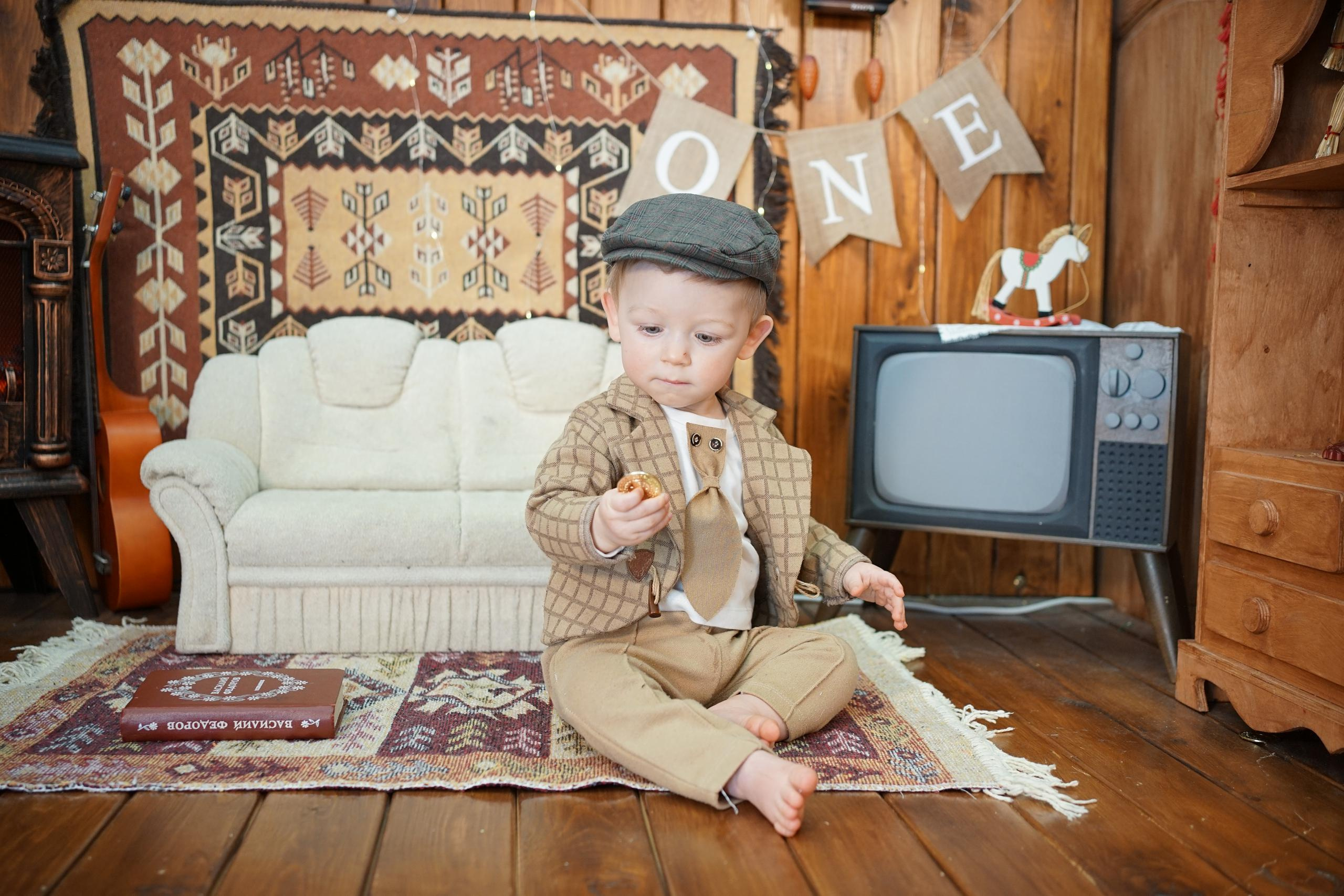 Деревянный Подиум. Детская Фотостудия ГОДОВАСИКИ в Санкт-Петербурге фотосесия на годик