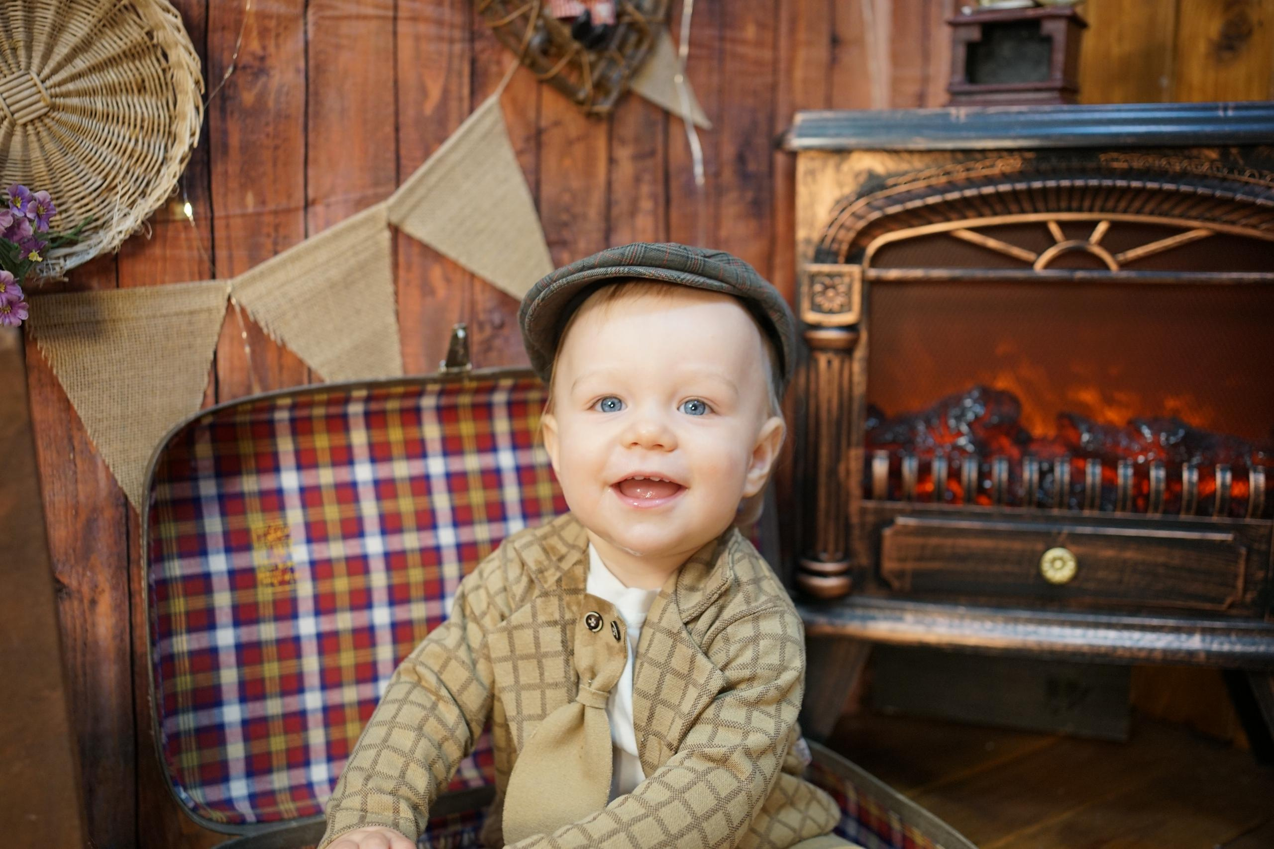 Деревянный Подиум. Детская Фотостудия ГОДОВАСИКИ в Санкт-Петербурге фотосесия на годик