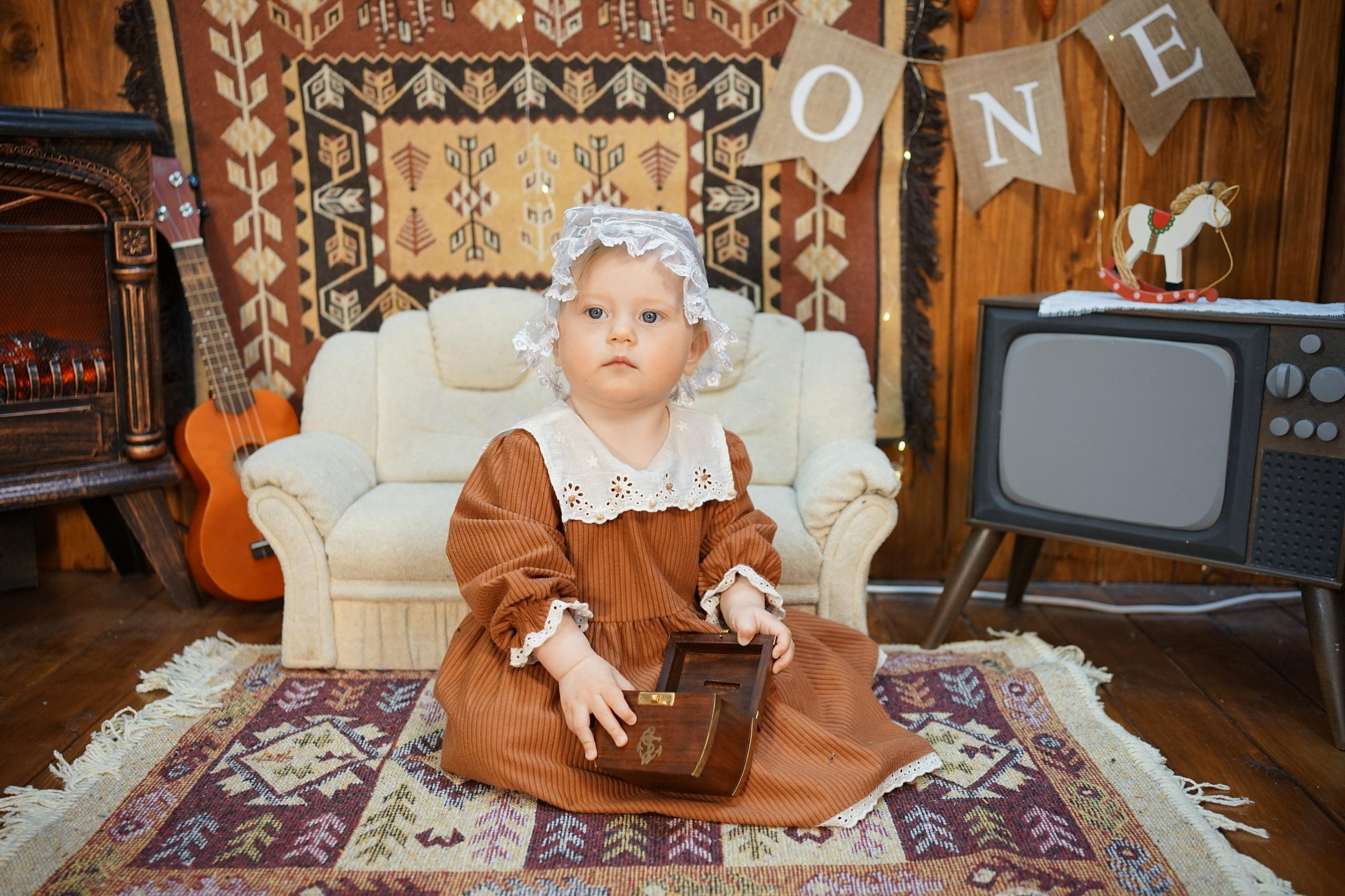 Деревянный Подиум. Детская Фотостудия ГОДОВАСИКИ в Санкт-Петербурге фотосесия на годик