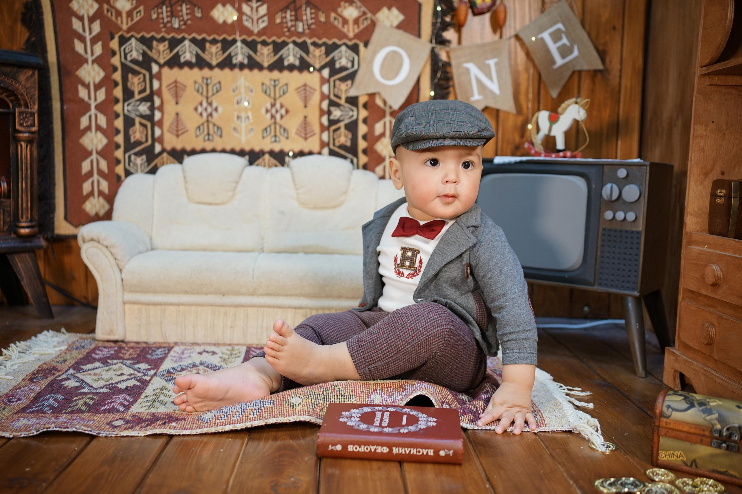 Деревянный Подиум. Детская Фотостудия ГОДОВАСИКИ в Санкт-Петербурге фотосесия на годик