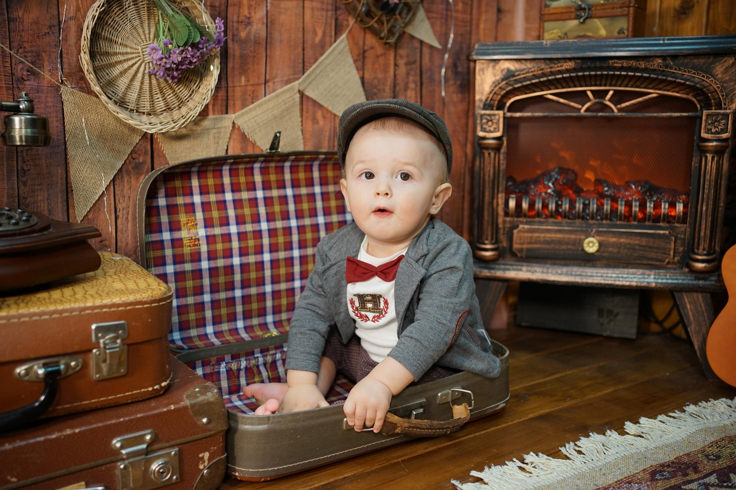 Деревянный Подиум. Детская Фотостудия ГОДОВАСИКИ в Санкт-Петербурге фотосесия на годик