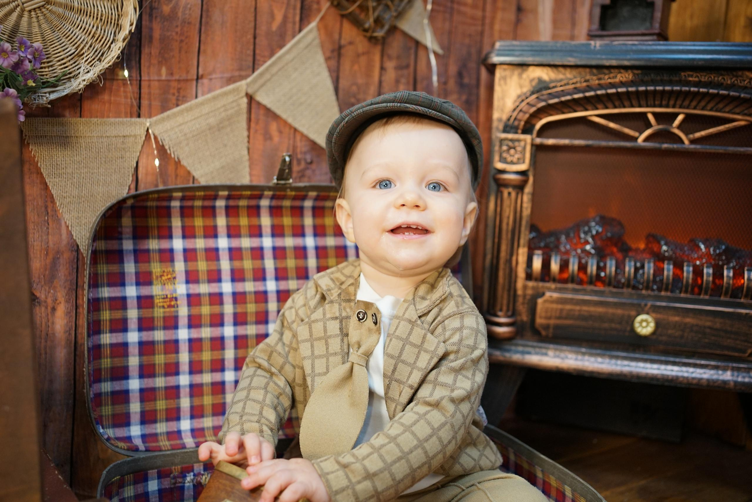Деревянный Подиум. Детская Фотостудия ГОДОВАСИКИ в Санкт-Петербурге фотосесия на годик